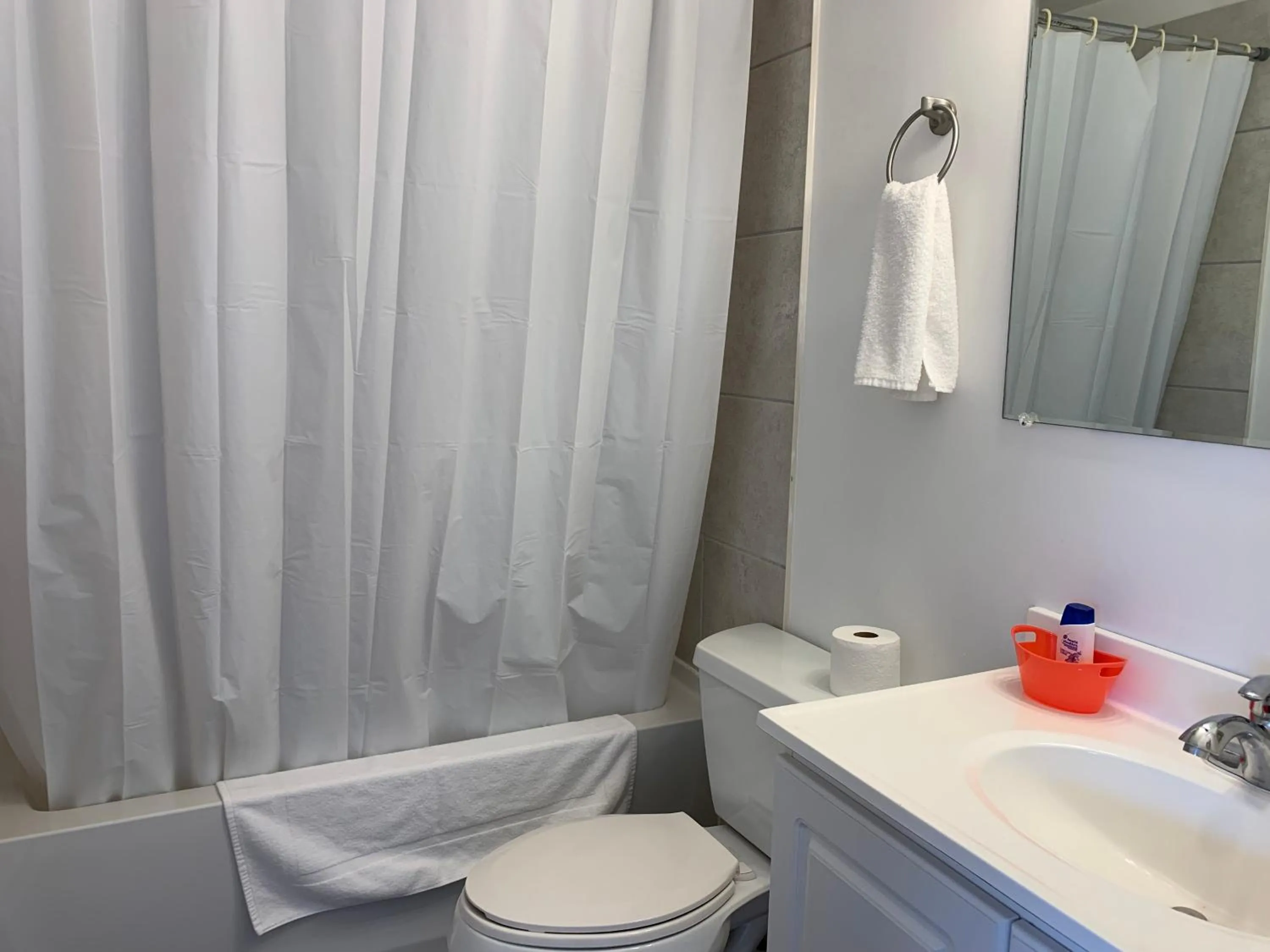 Bathroom in Harbourview Inn and Suites