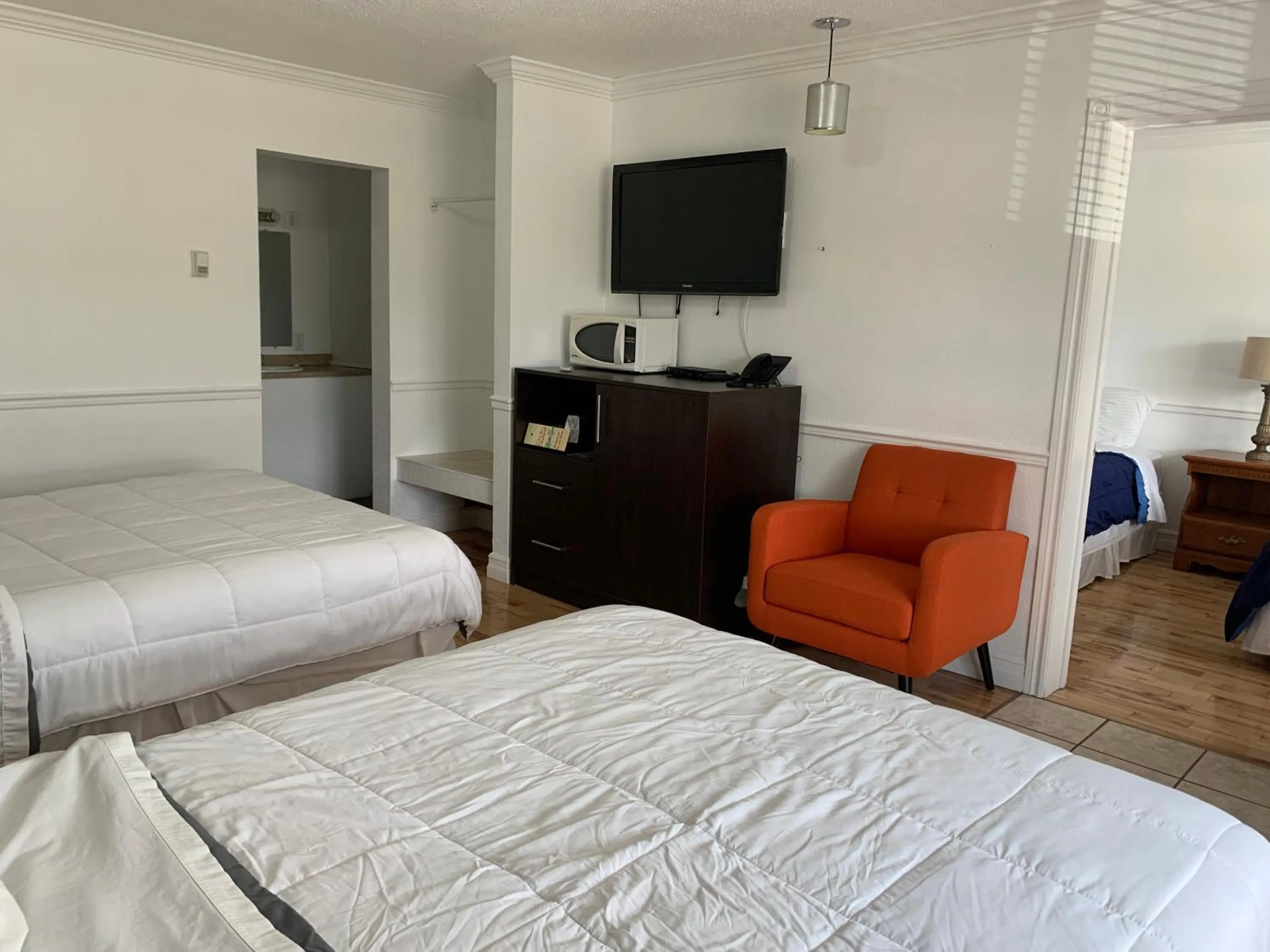 TV and multimedia in Harbourview Inn and Suites