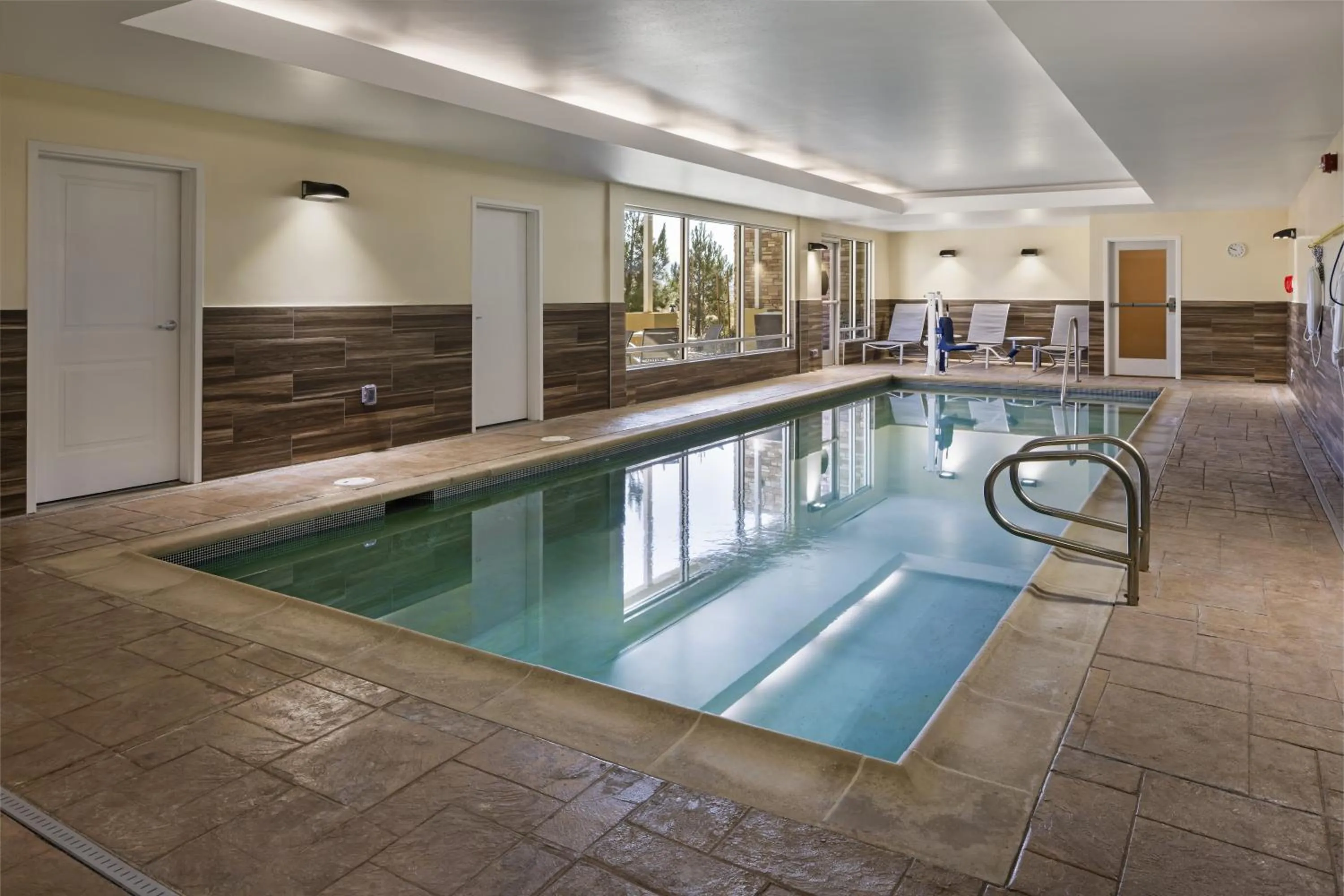 Swimming pool in TownePlace Suites By Marriott Tehachapi