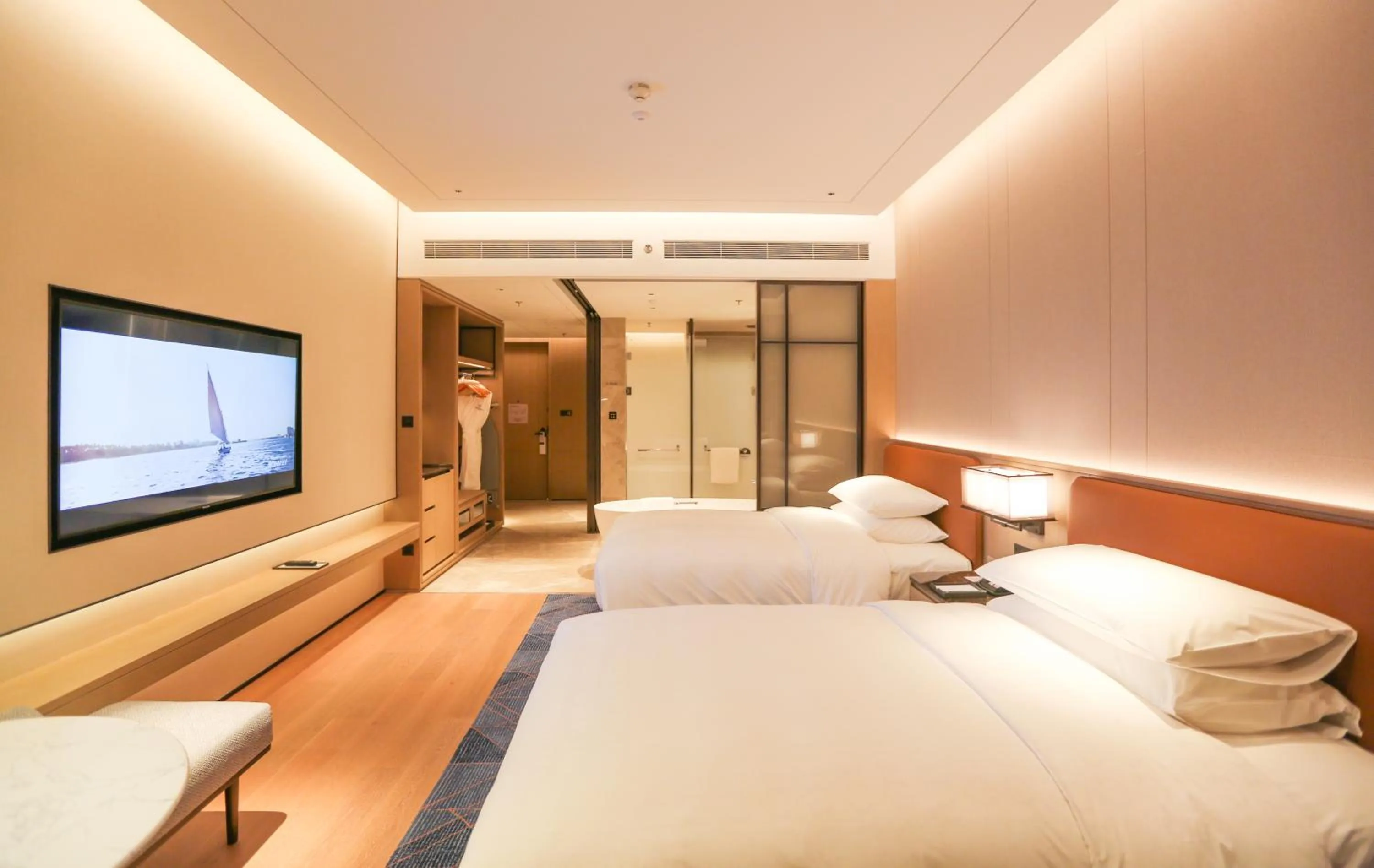 Photo of the whole room, Bed in Sheraton Rizhao Hotel