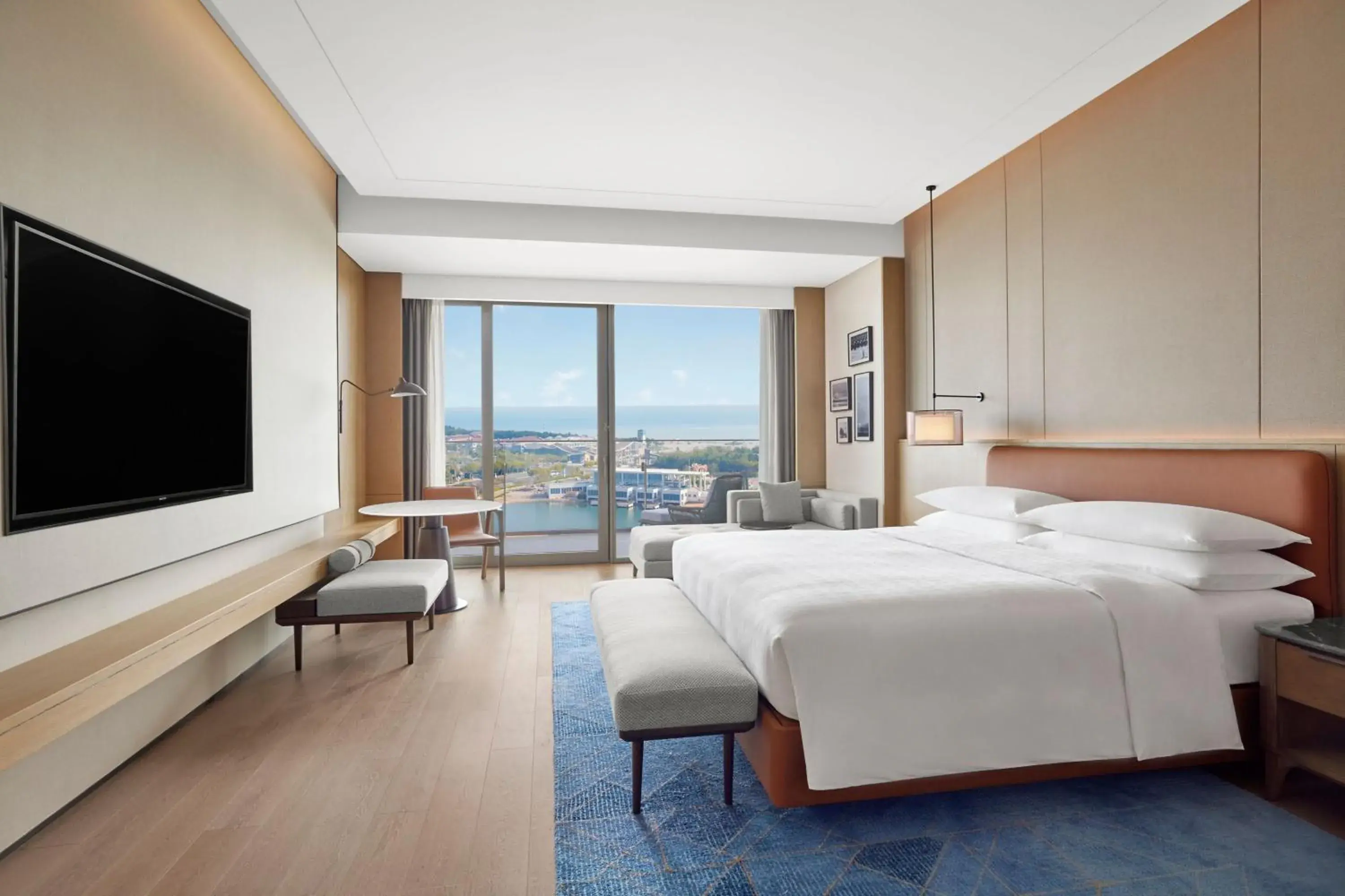 Premium King Room with Balcony and Ocean View in Sheraton Rizhao Hotel Premium King Room with Balcony and Ocean View in Sheraton Rizhao Hotel