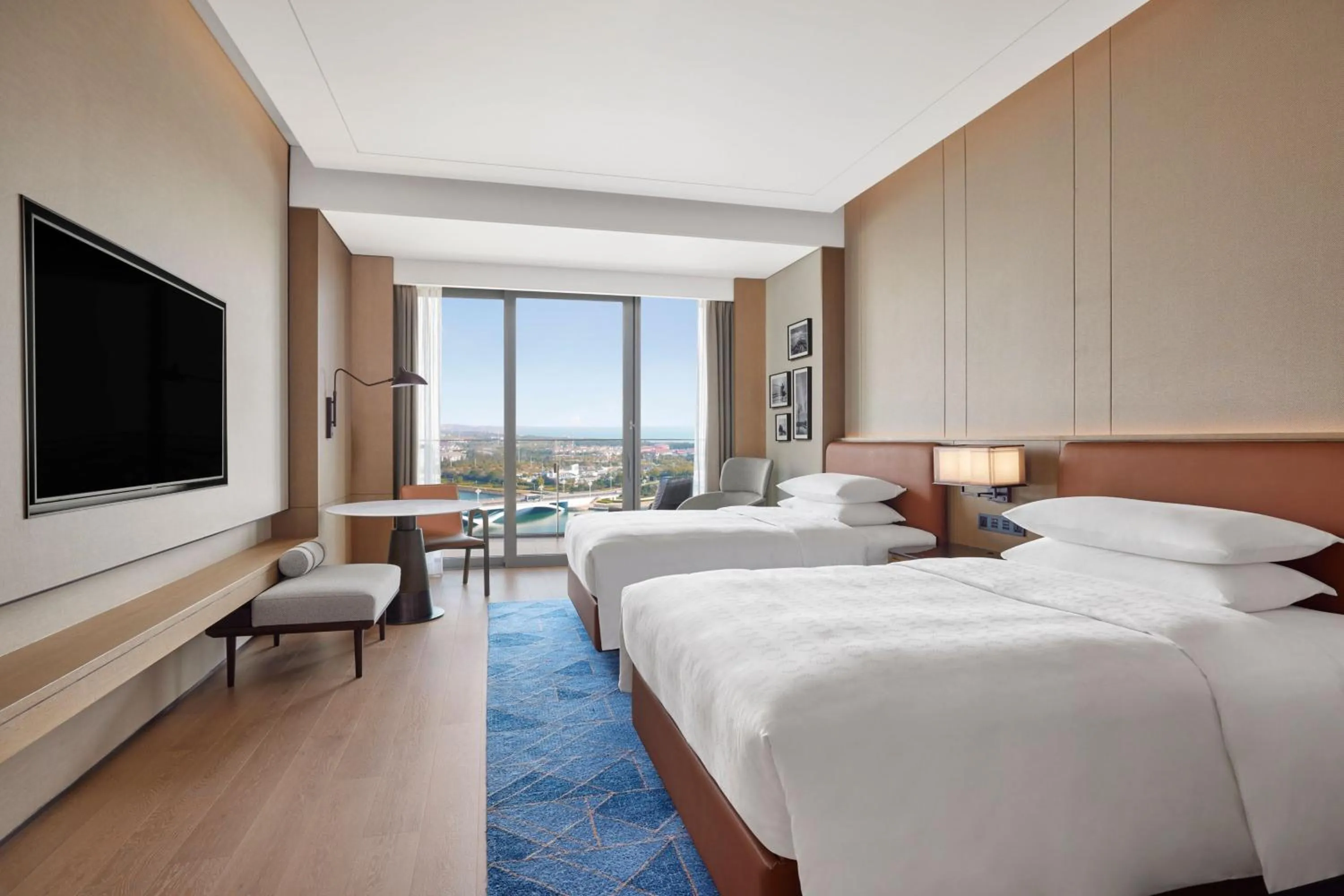 Photo of the whole room, Bed in Sheraton Rizhao Hotel