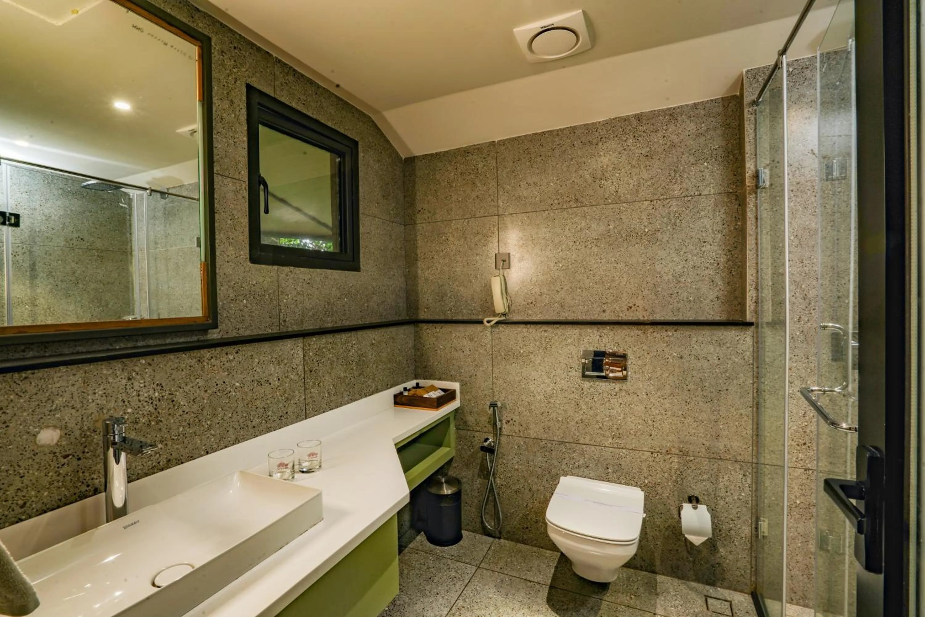 Toilet in Vyna Hillock Resort