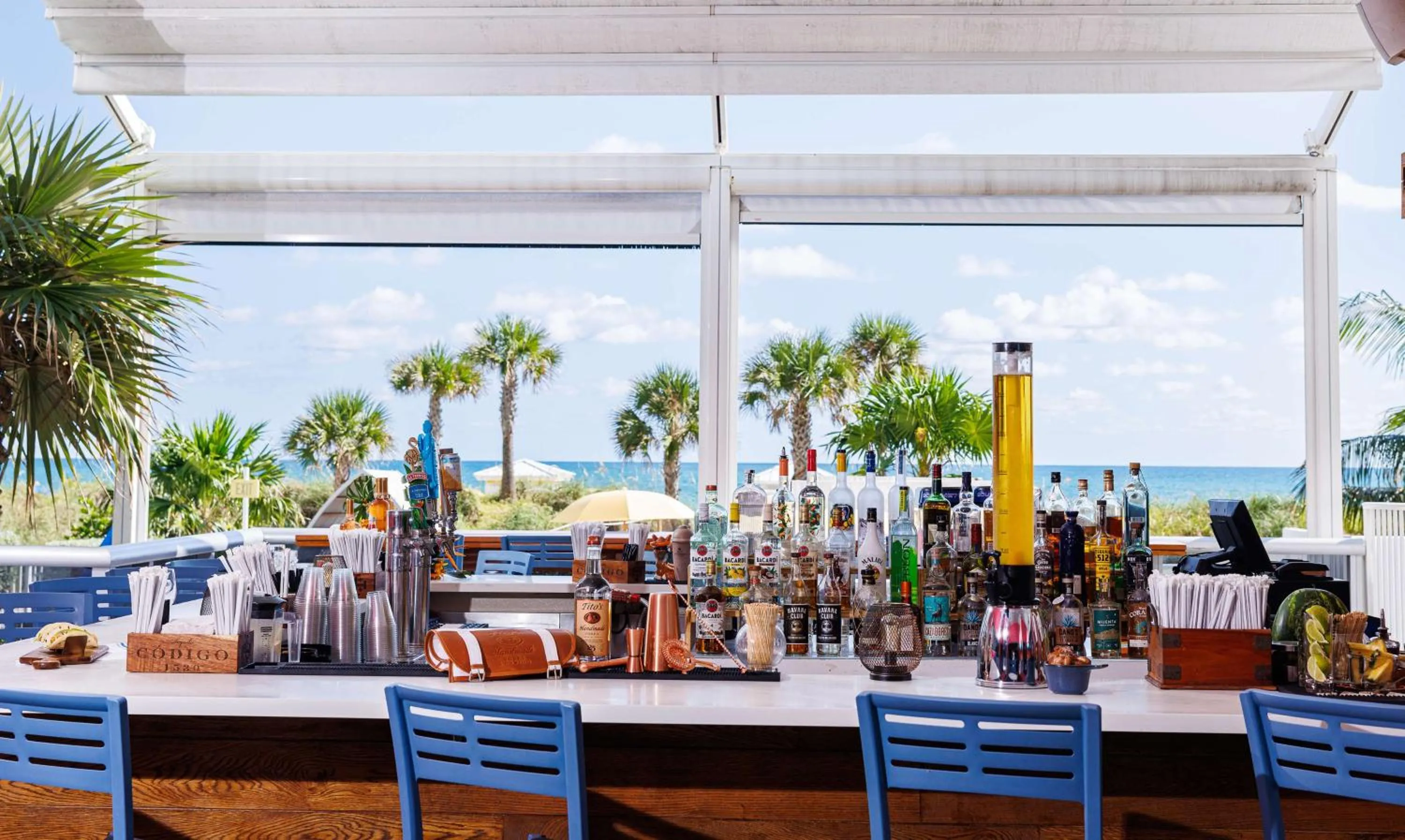 Lounge or bar in Hilton Cabana Miami Beach Resort