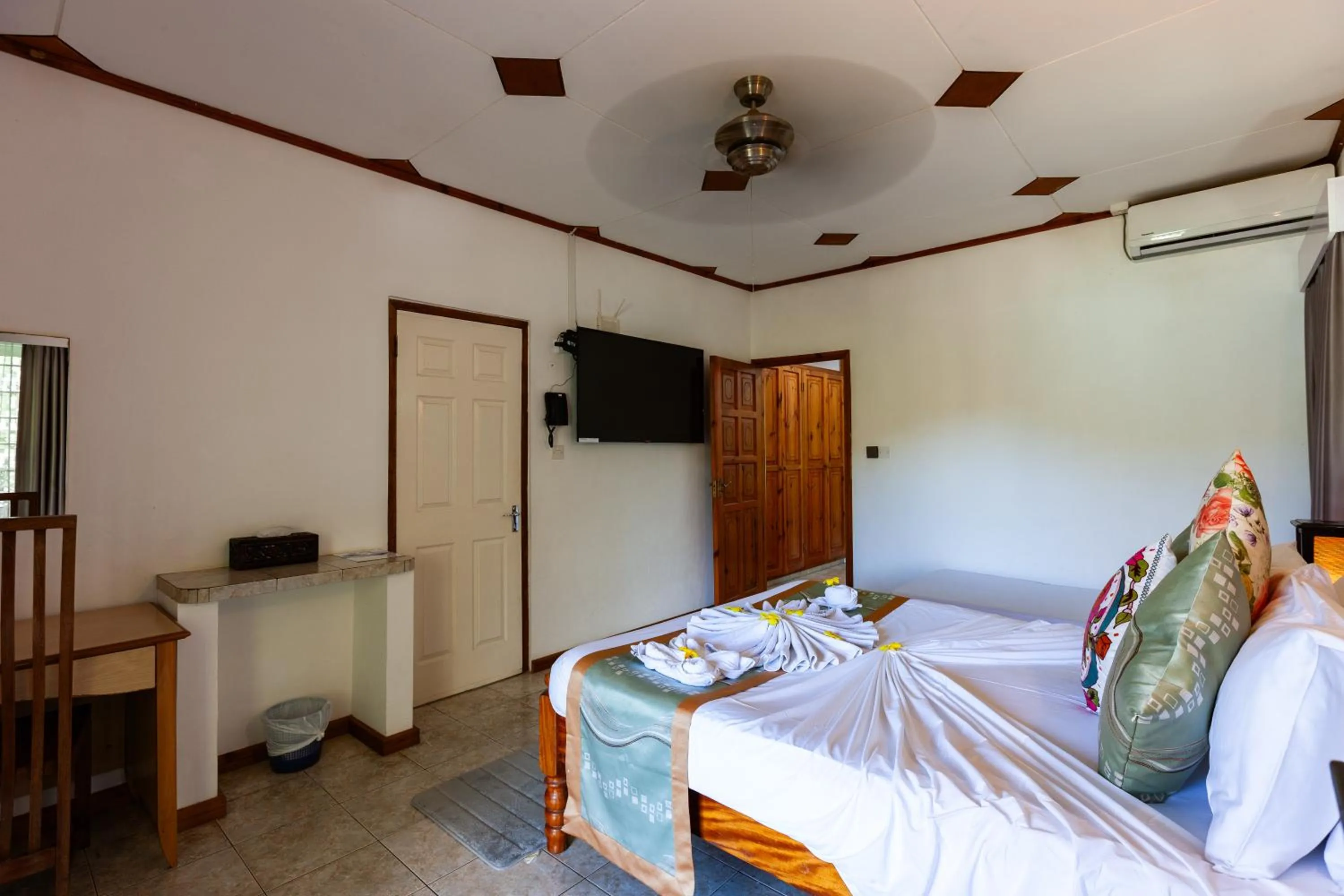 Bed in Sea View Lodge