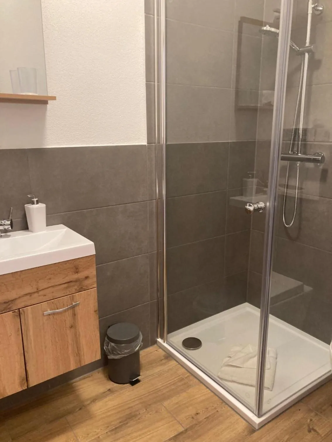 Shower in Hotel zur Schlemmerscheune