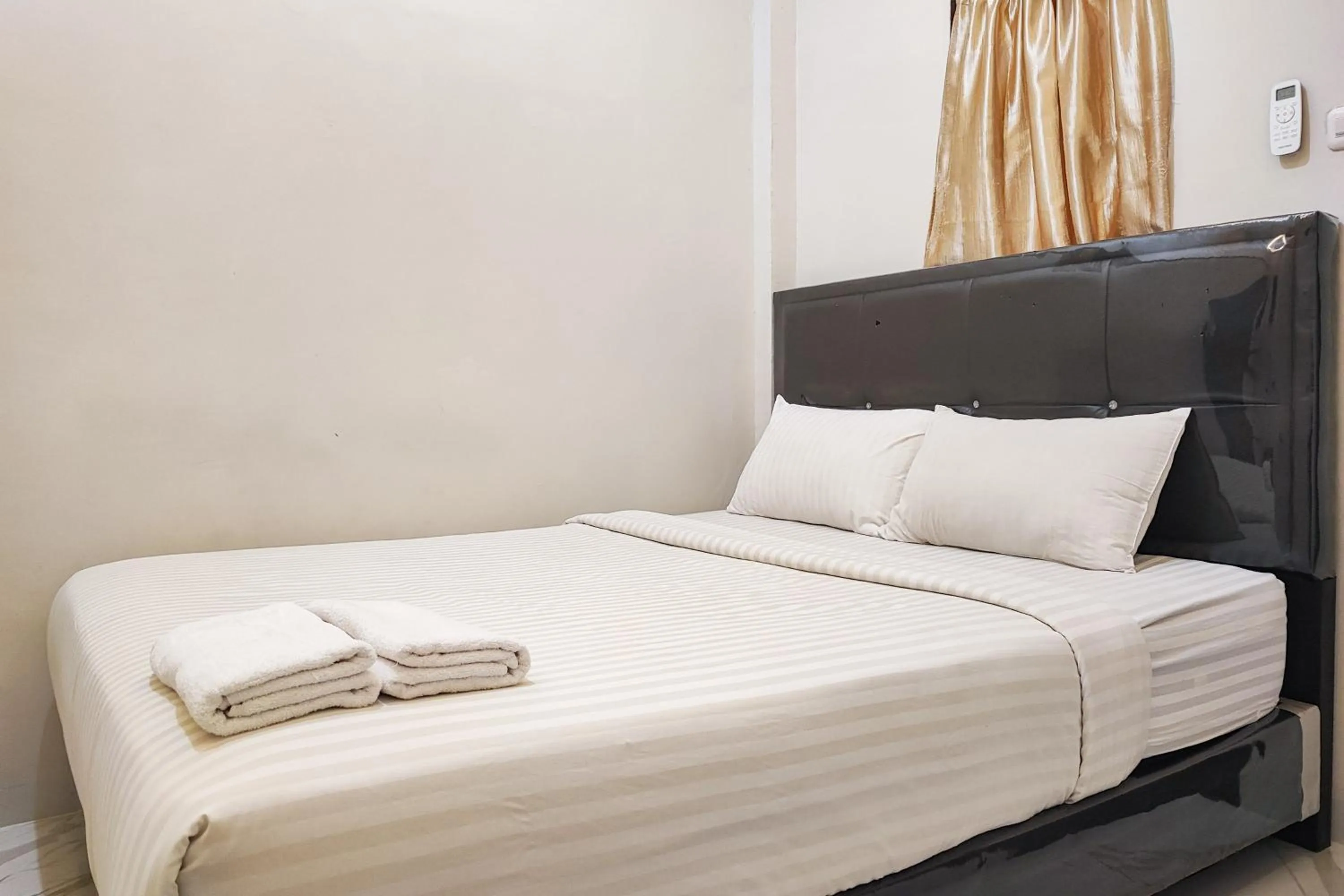 Bedroom, Bed in Urbanview Hotel Syariah near Jamtos