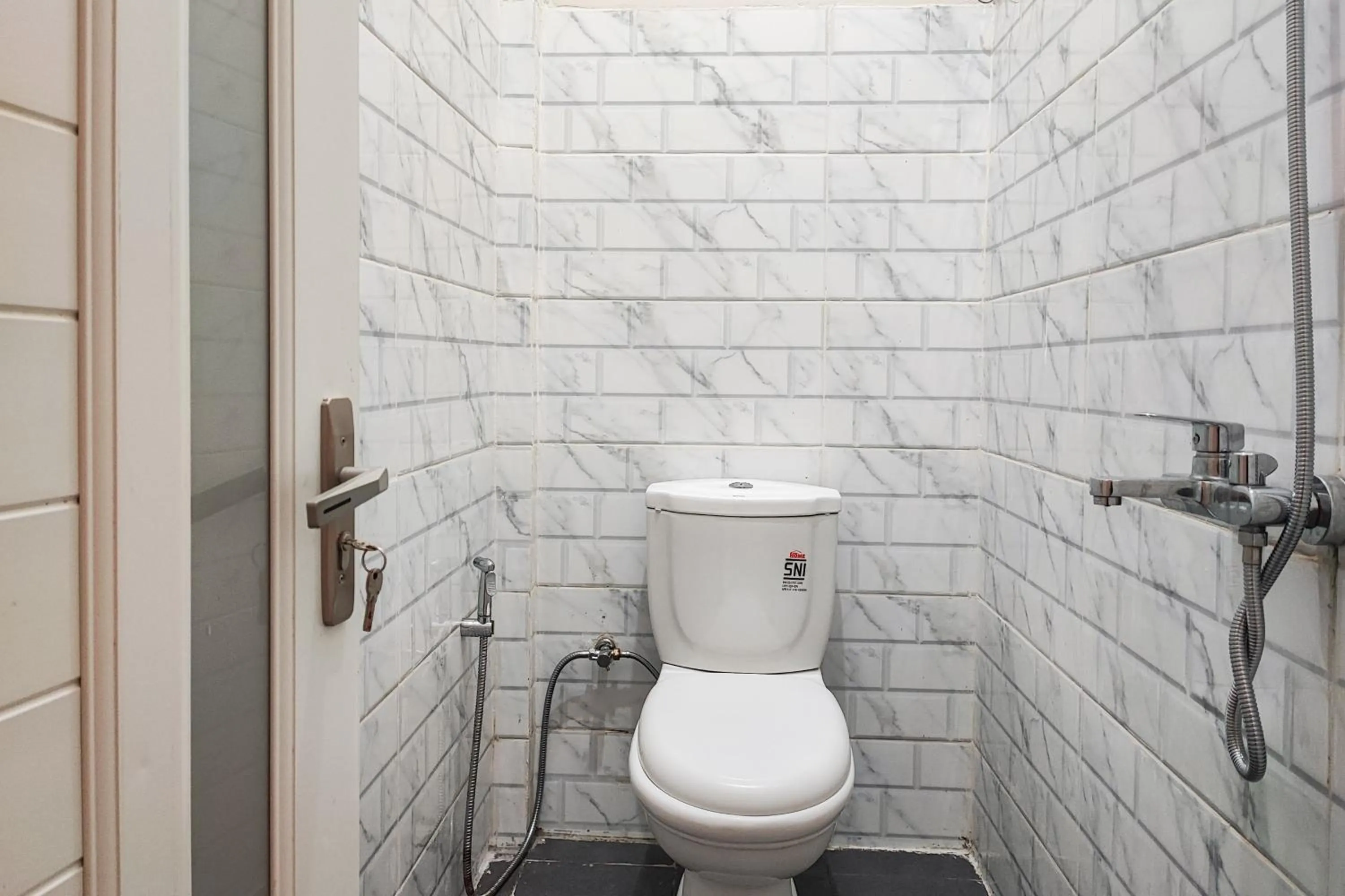 Bathroom in Urbanview Hotel Syariah near Jamtos