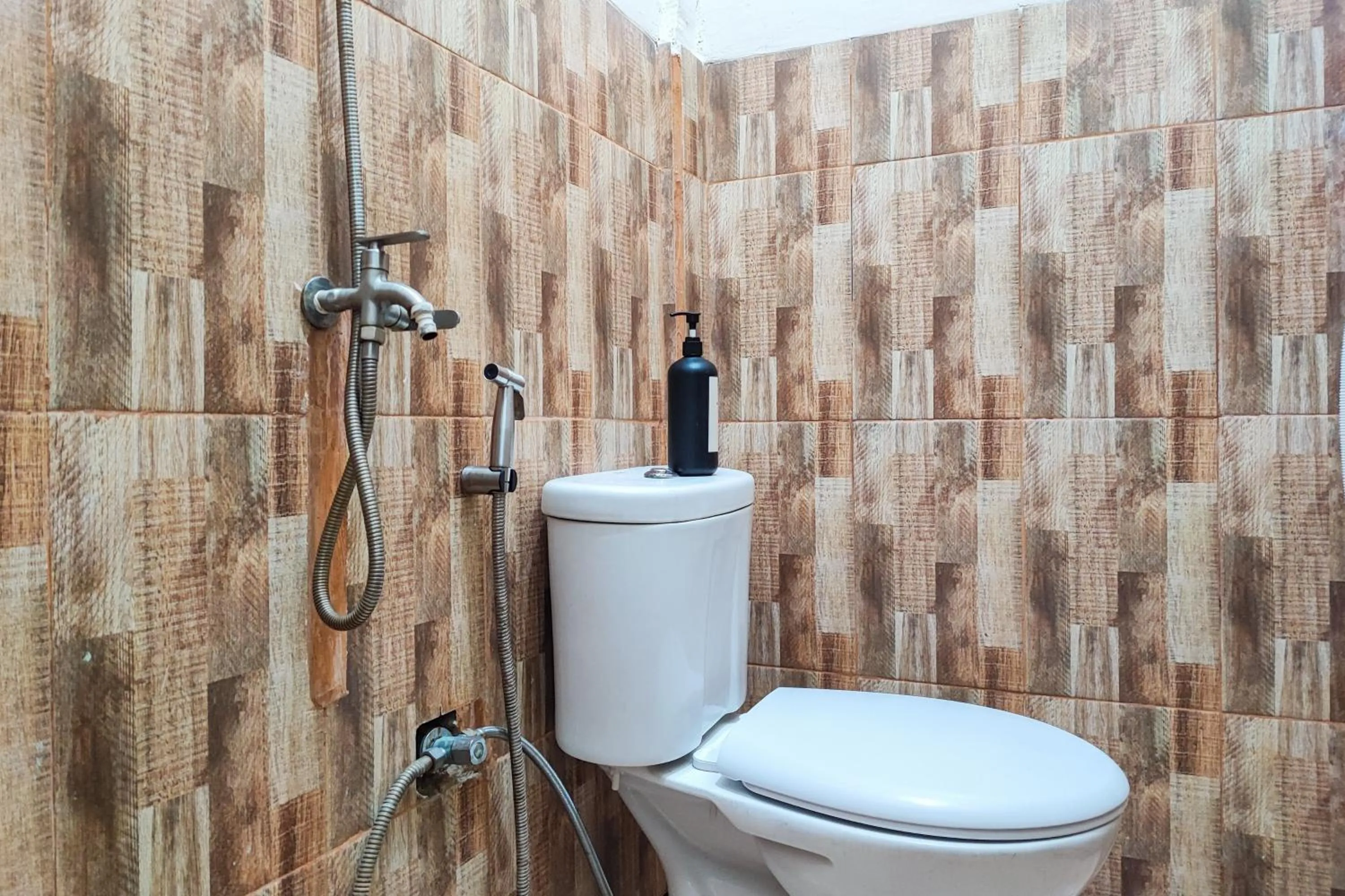 Bathroom in Urbanview Hotel Syariah near Jamtos