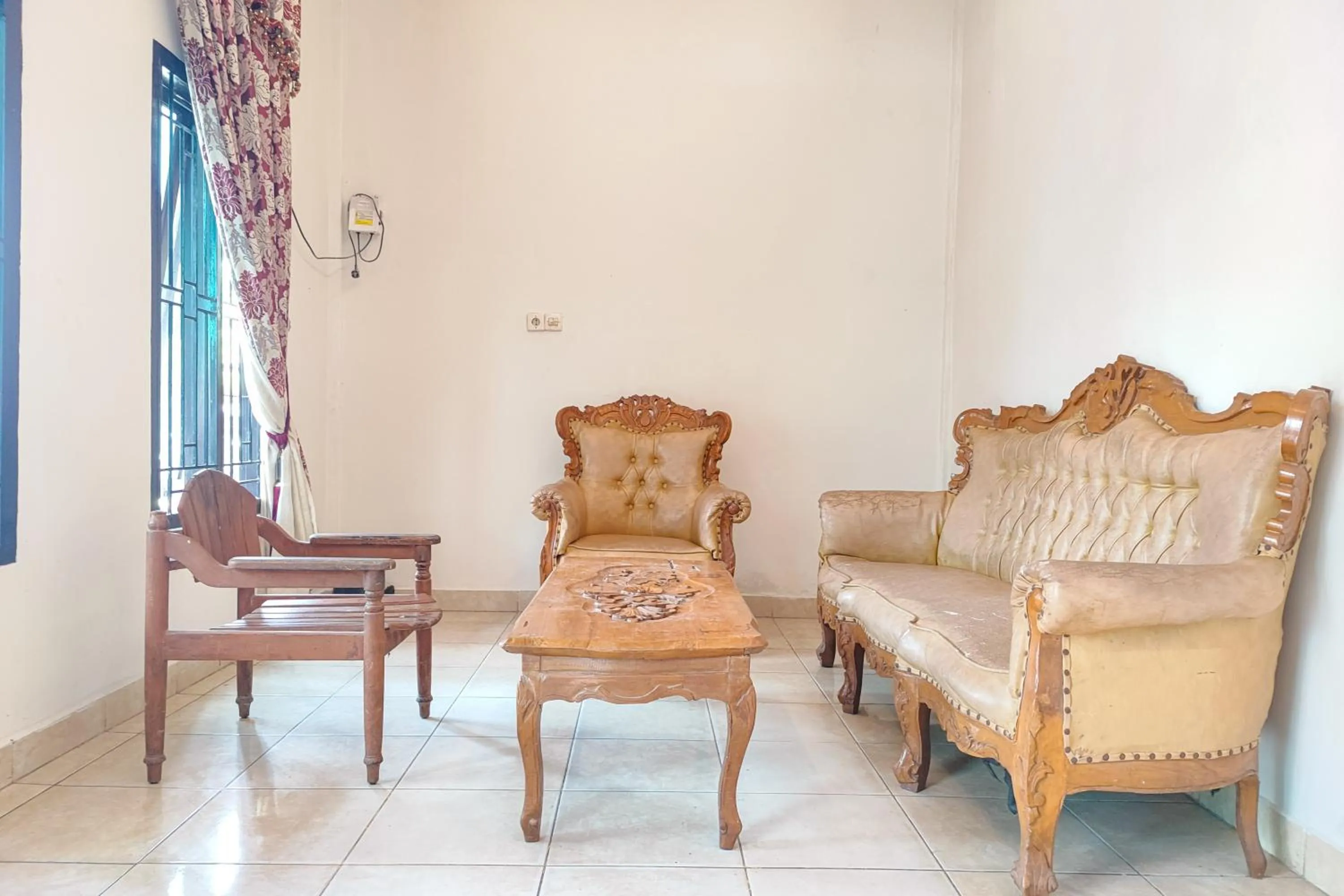 Seating area in Urbanview Hotel Syariah near Jamtos