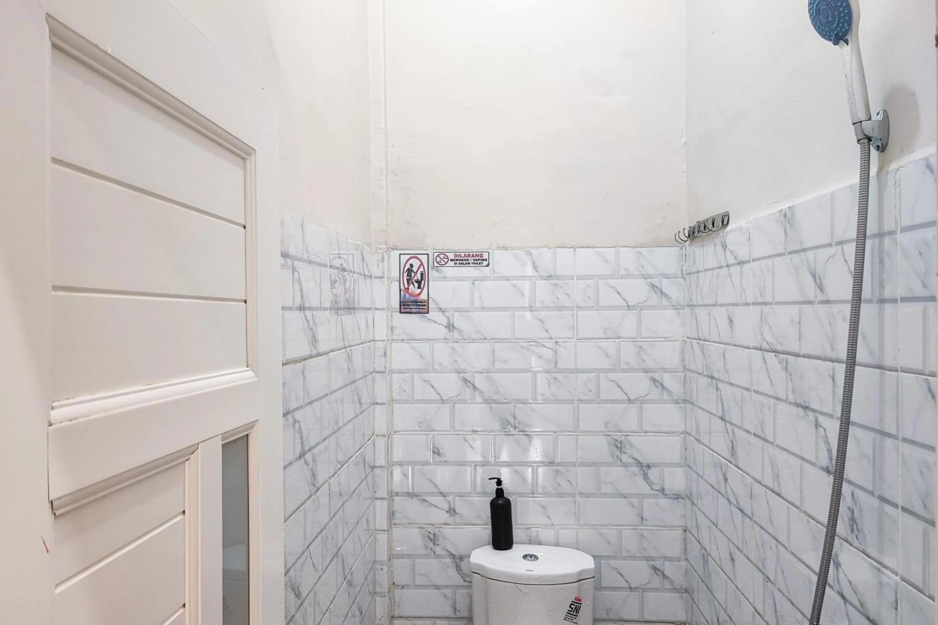 Bathroom in Urbanview Hotel Syariah near Jamtos