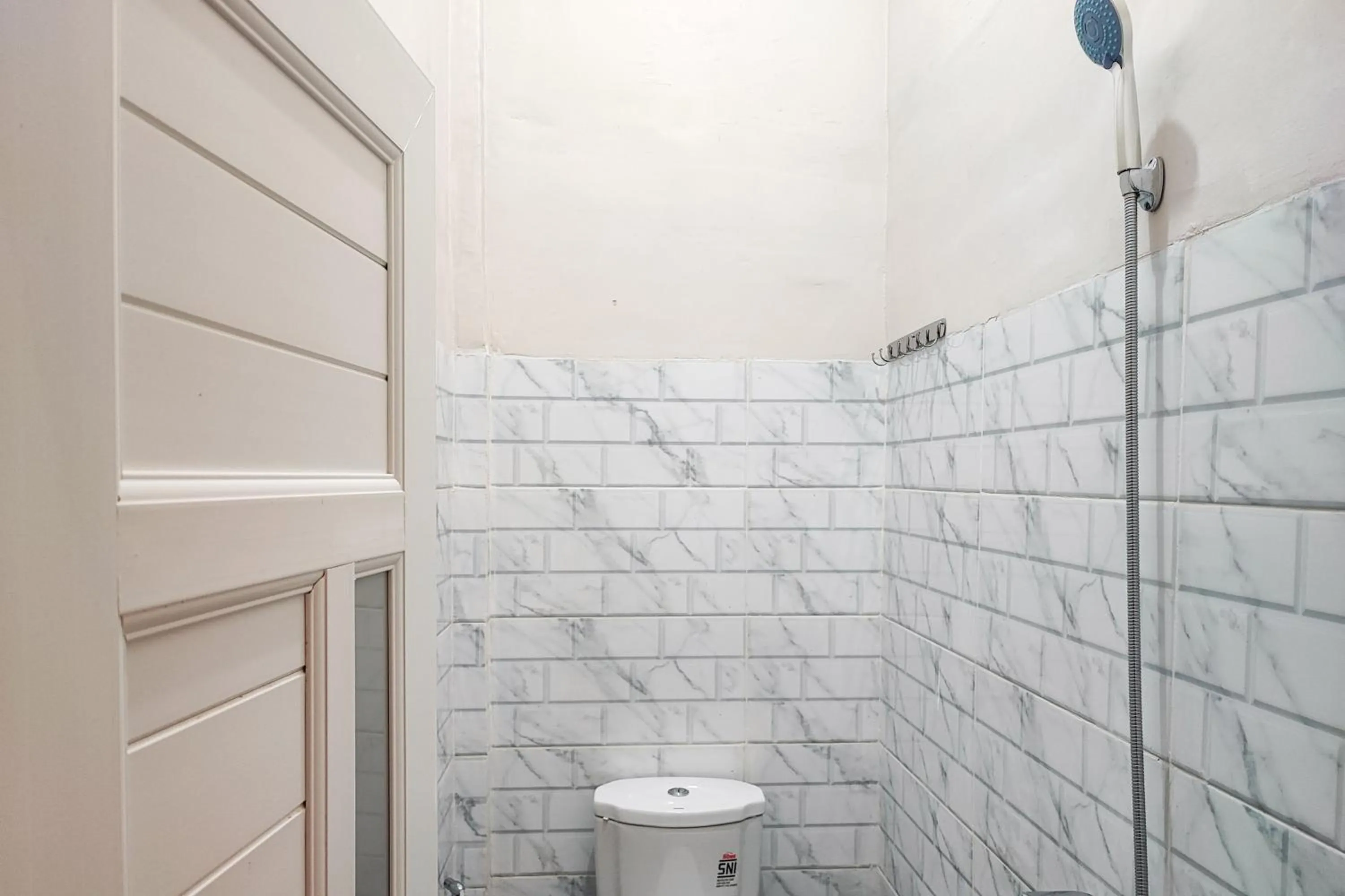 Bathroom in Urbanview Hotel Syariah near Jamtos