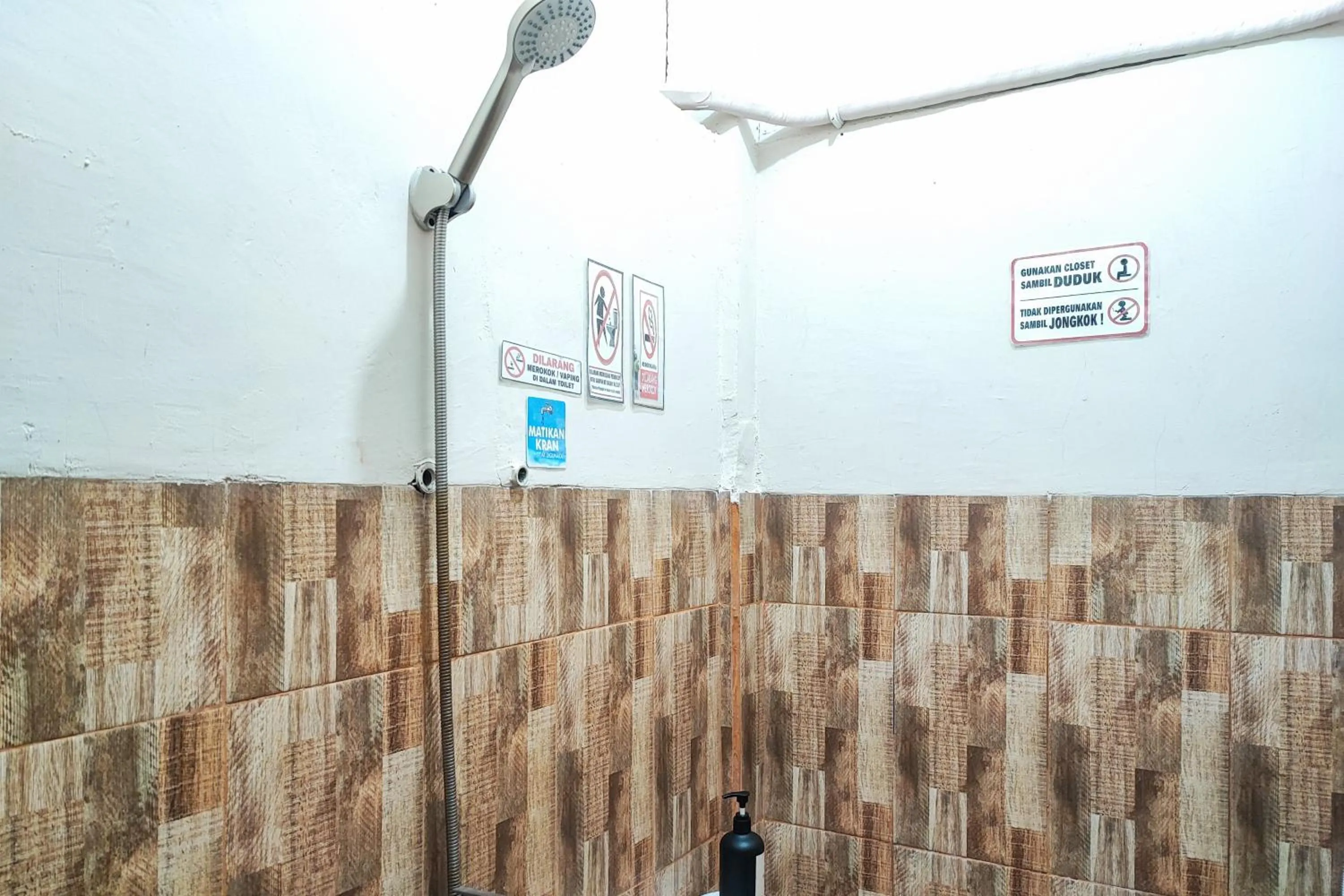 Bathroom in Urbanview Hotel Syariah near Jamtos