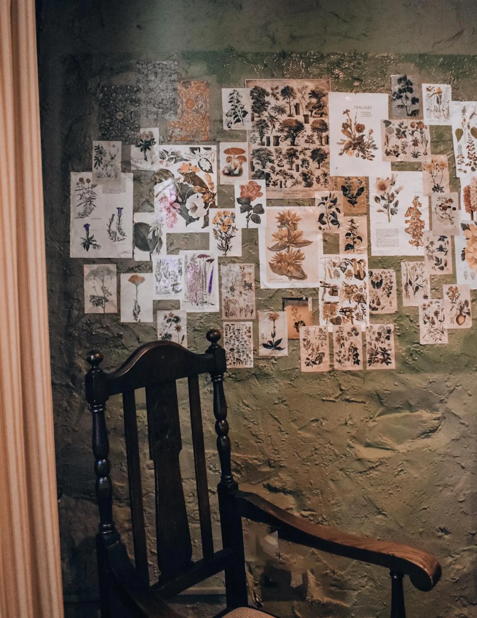 Decorative detail in The Hare & Hounds Inn