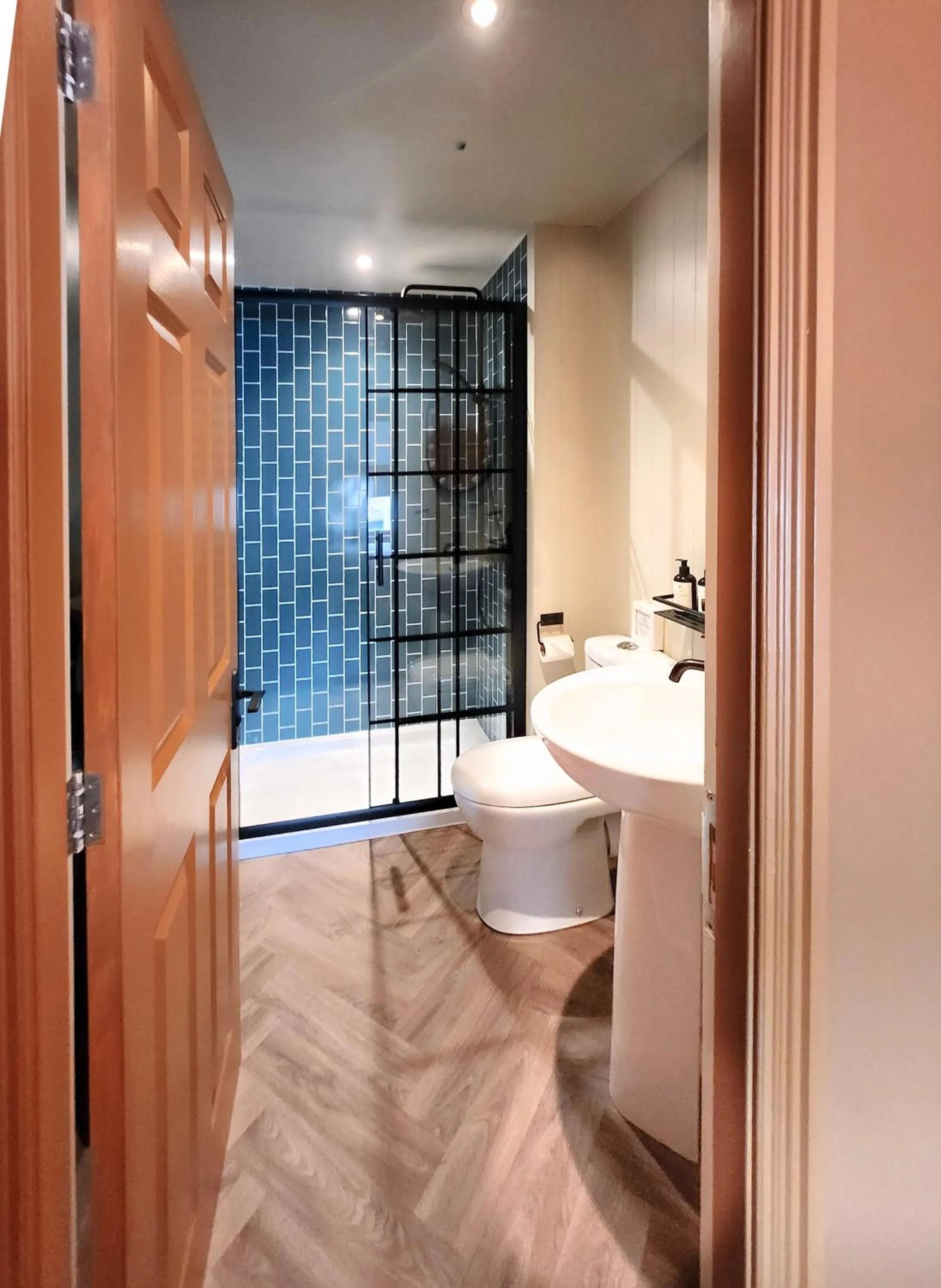 Shower in The Hare & Hounds Inn