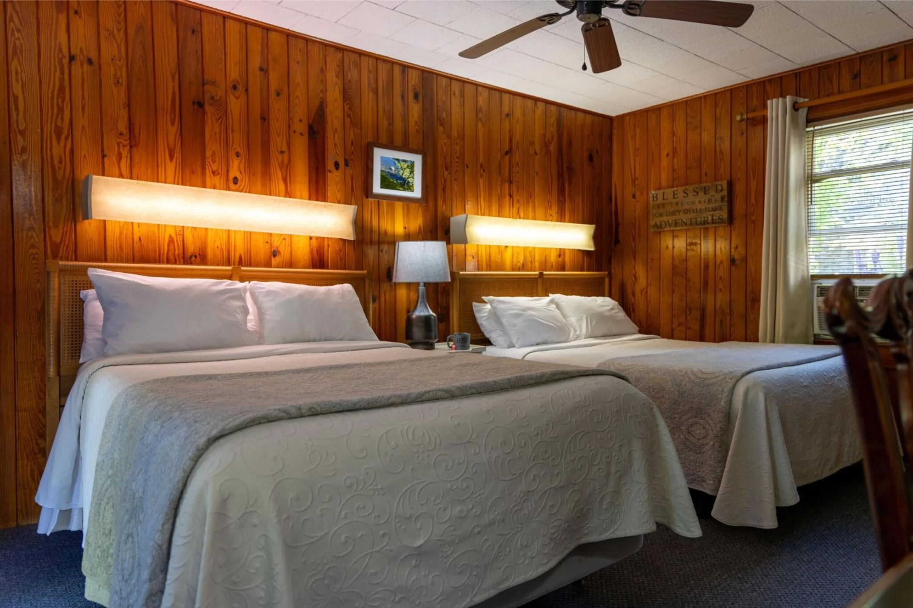 Bed in Mountainaire Inn and Log Cabins