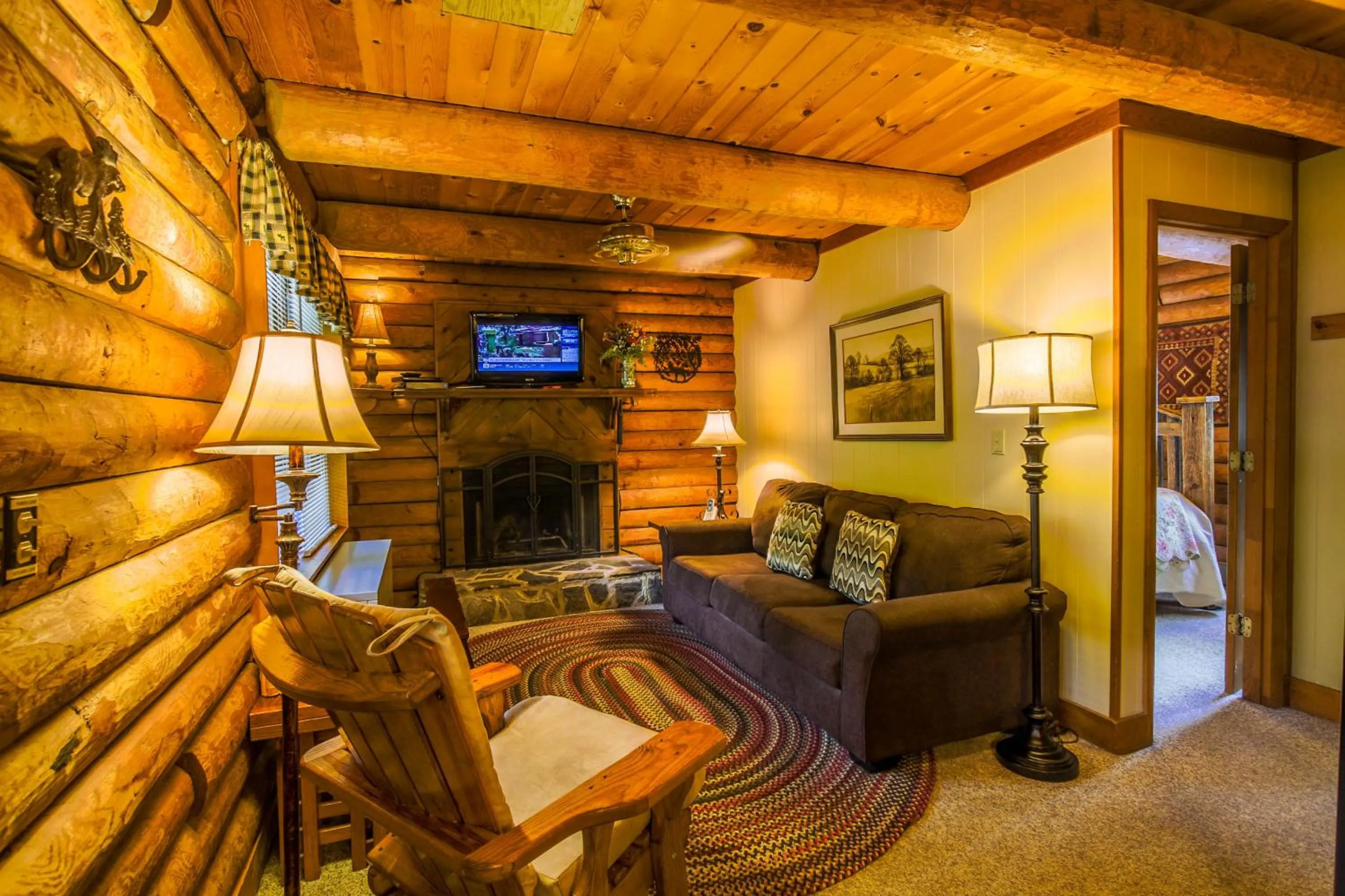 Living room in Mountainaire Inn and Log Cabins