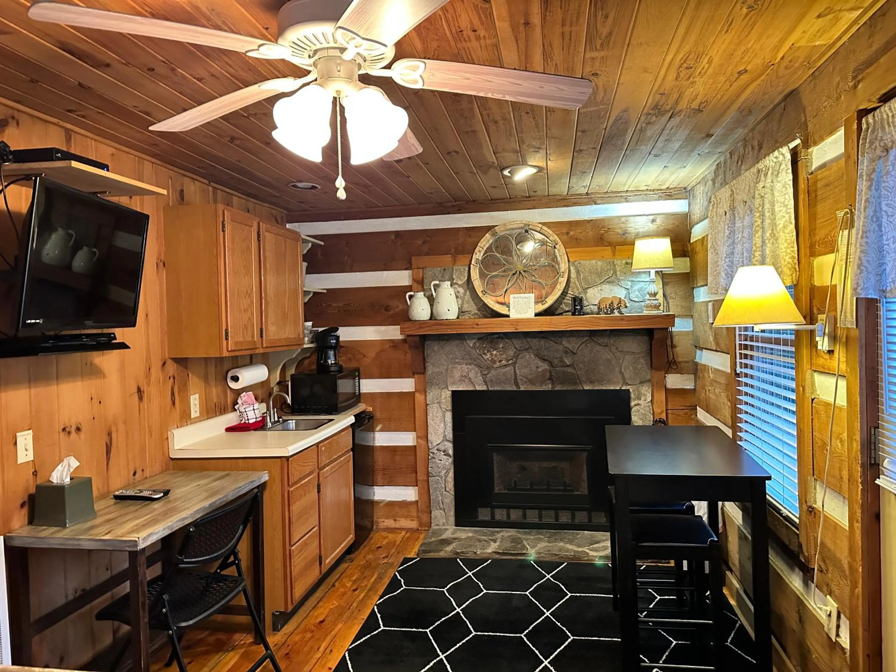 Kitchen or kitchenette in Mountainaire Inn and Log Cabins