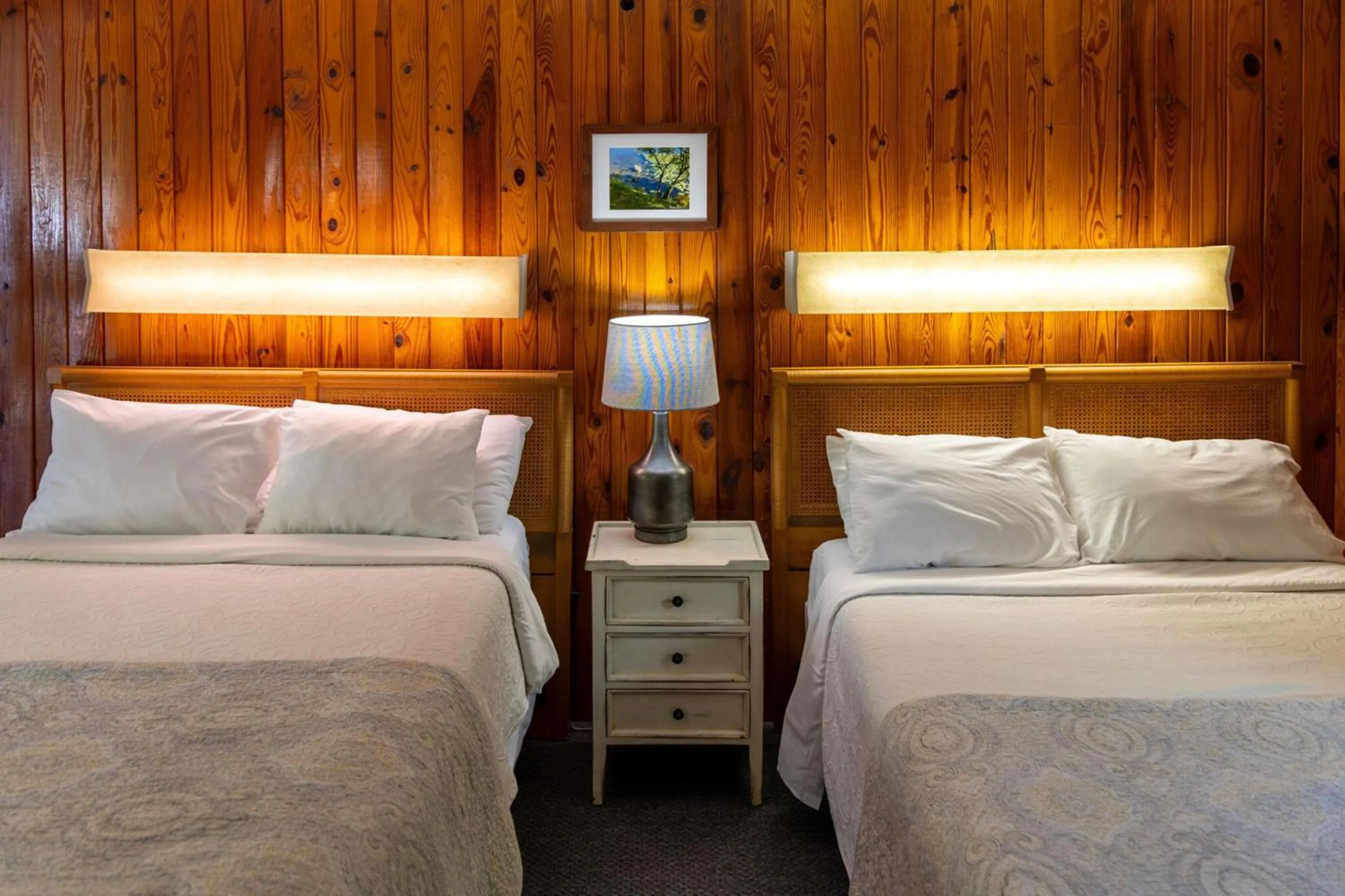 Bed in Mountainaire Inn and Log Cabins