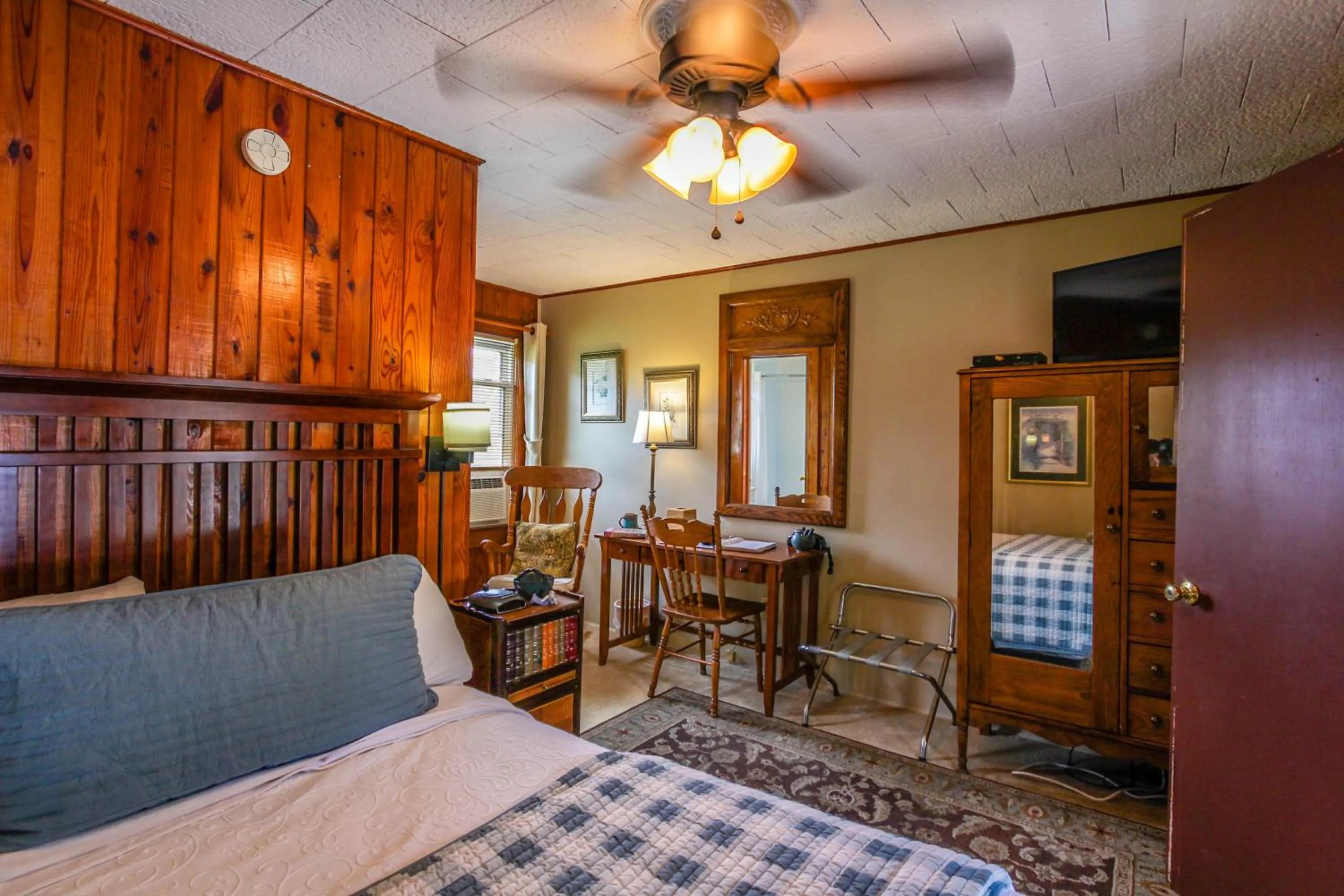 Photo of the whole room, Bed in Mountainaire Inn and Log Cabins