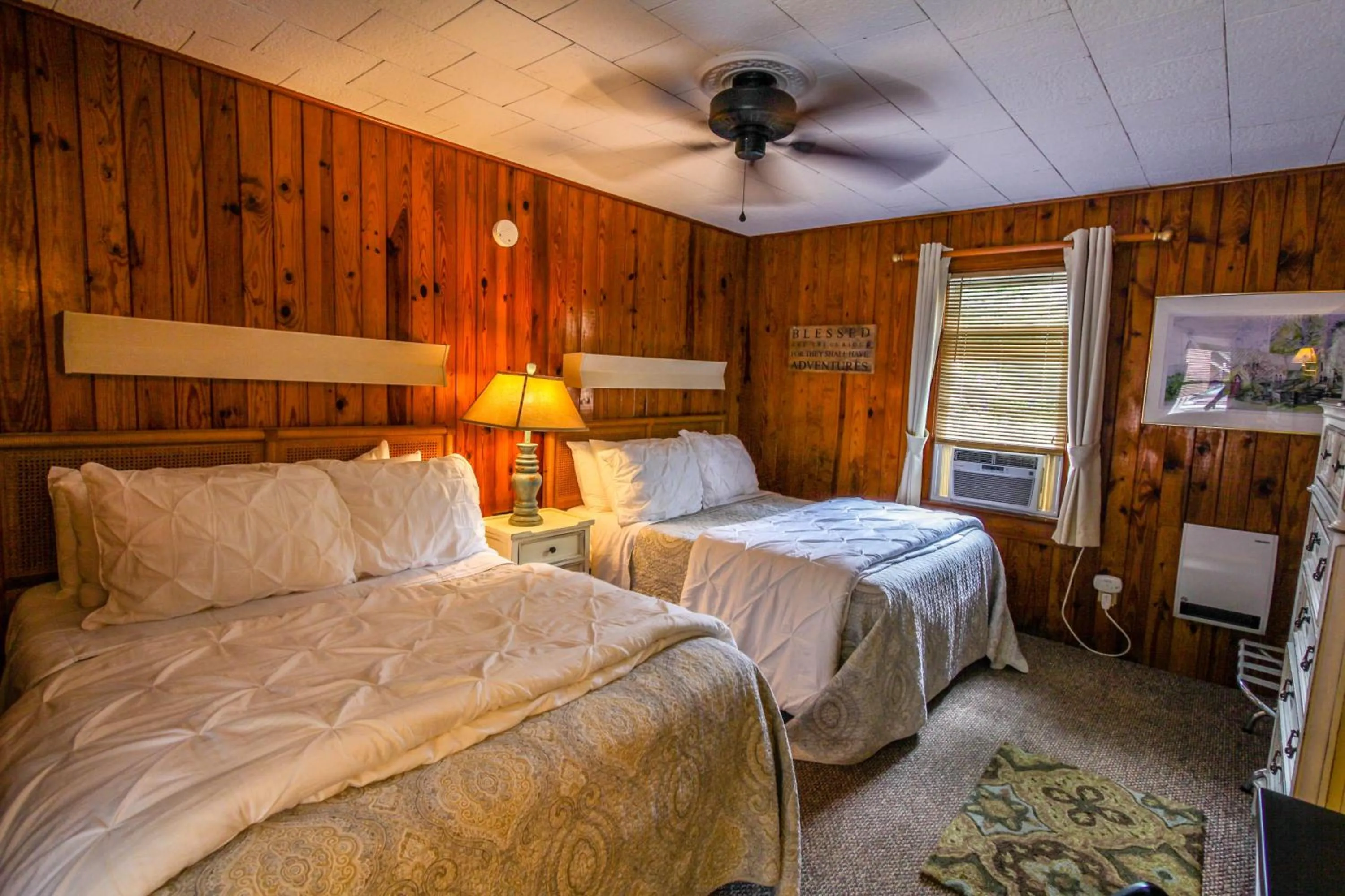 Bed in Mountainaire Inn and Log Cabins