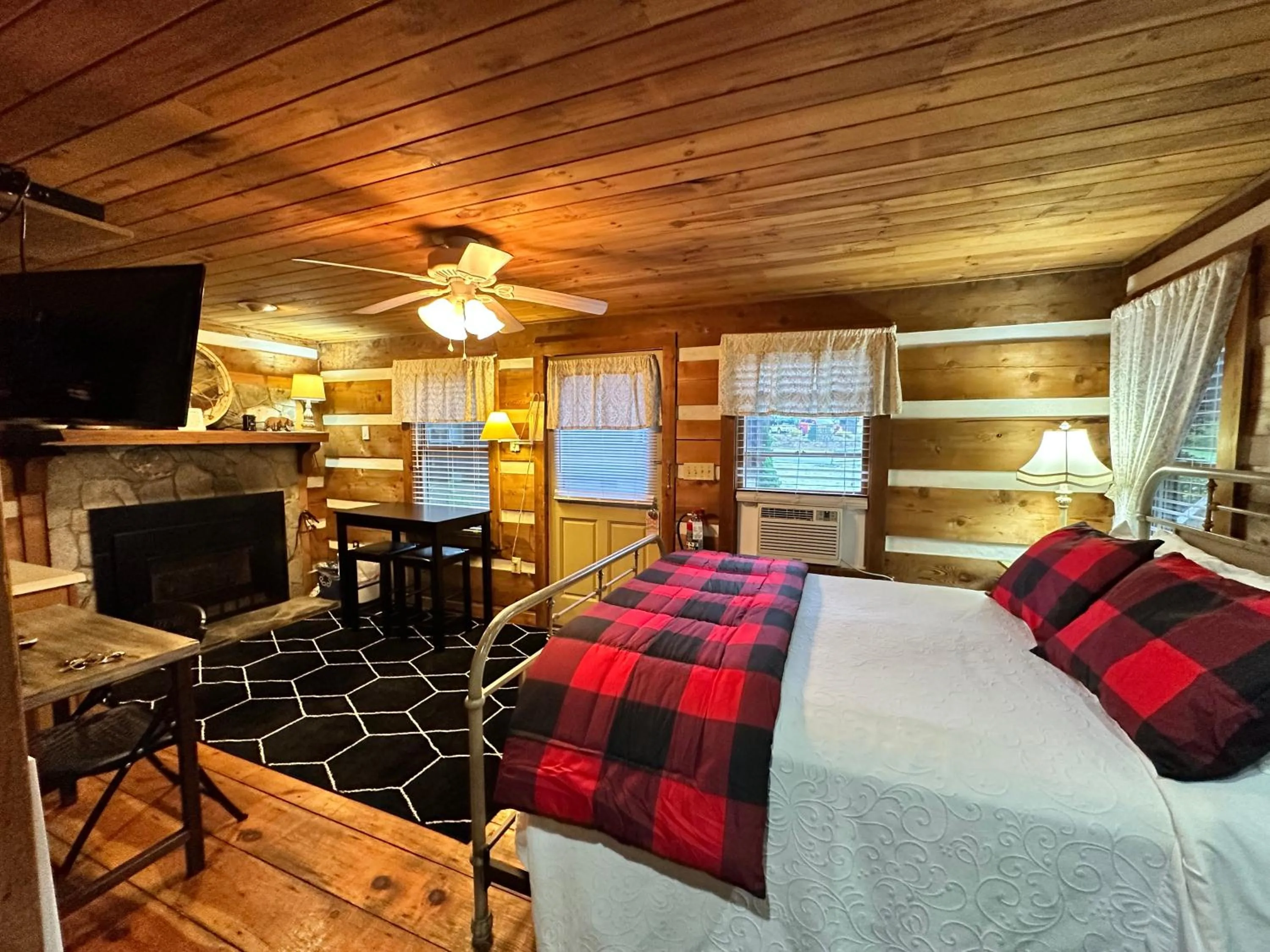 Photo of the whole room, Bed in Mountainaire Inn and Log Cabins