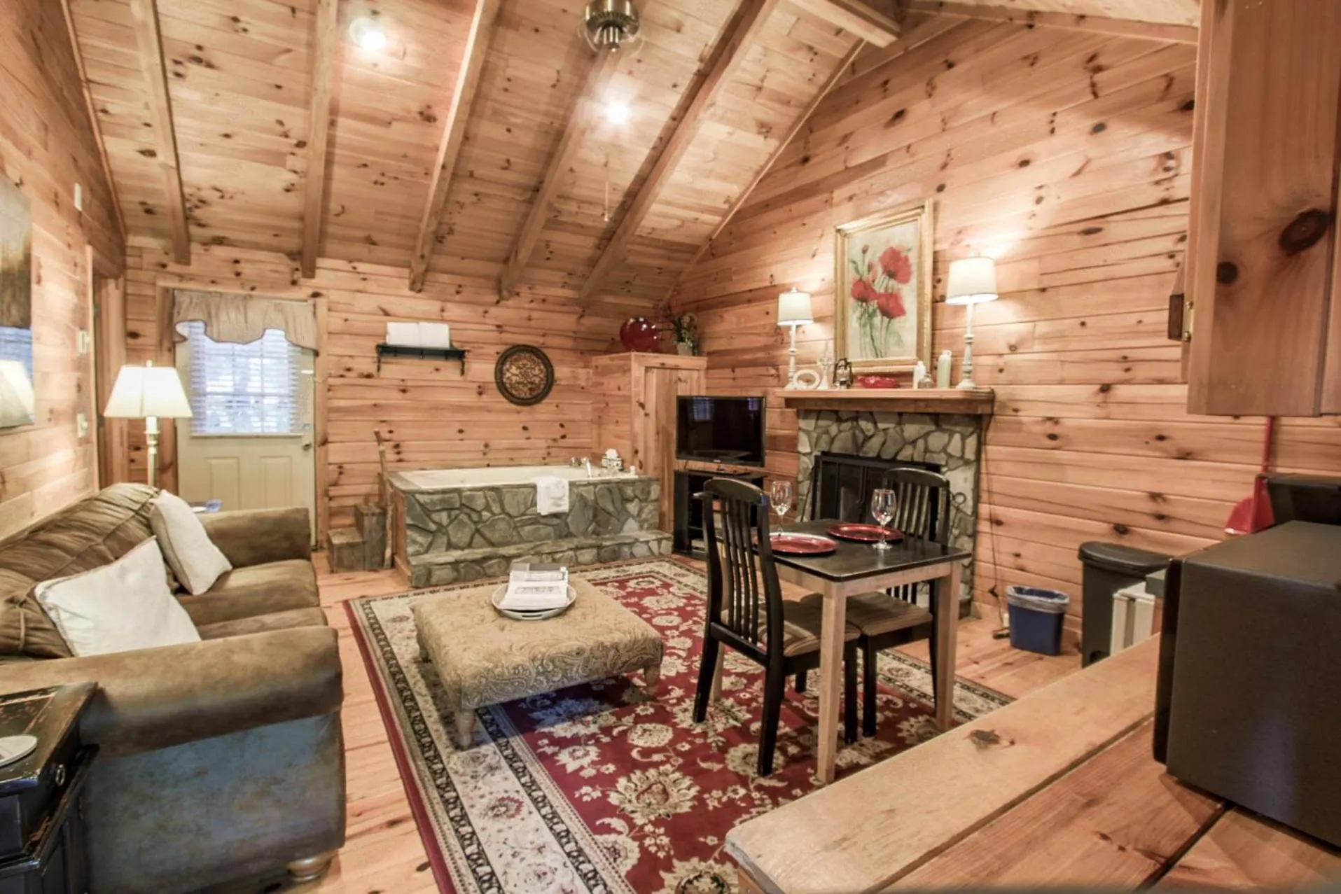 Living room in Mountainaire Inn and Log Cabins