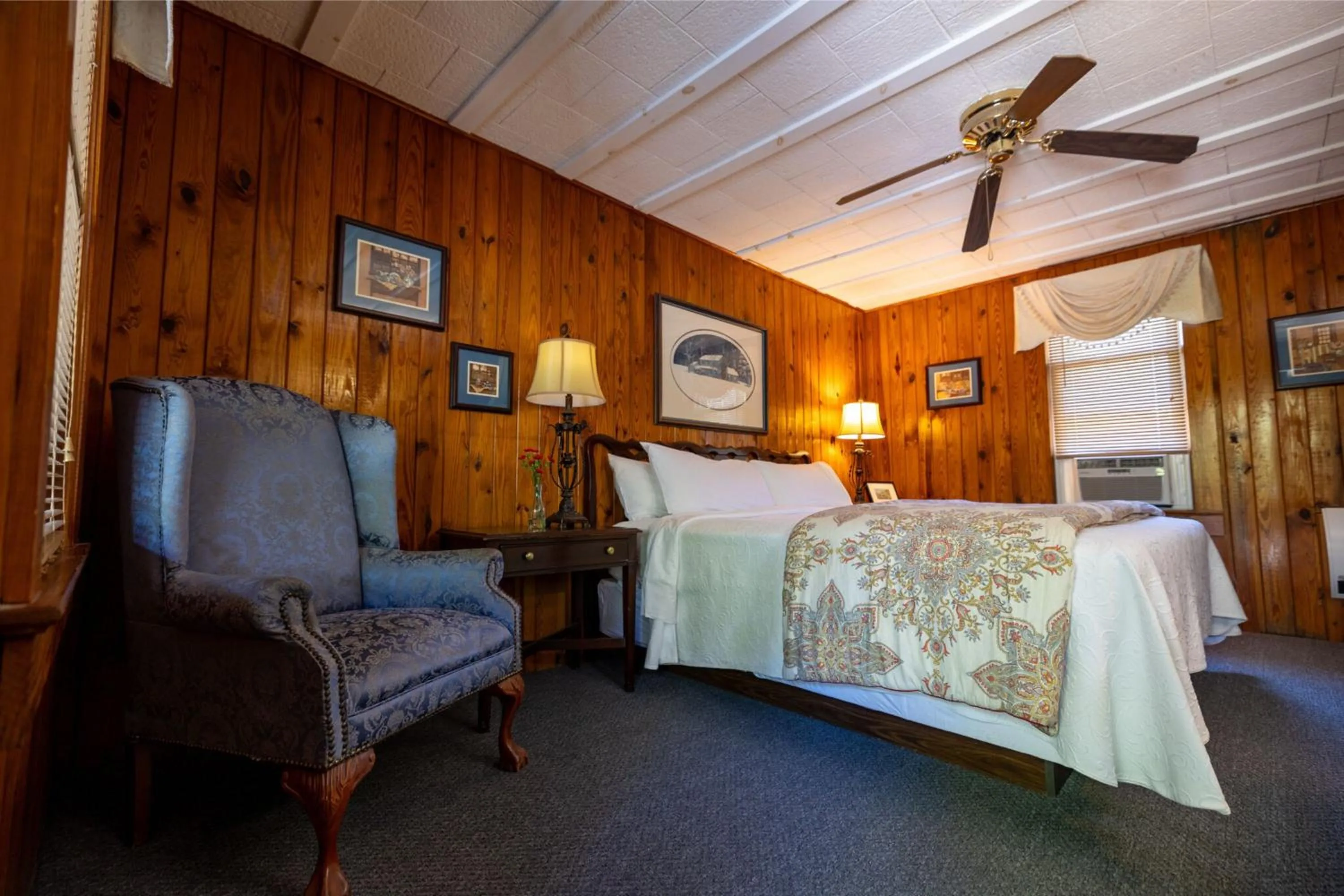 Bed in Mountainaire Inn and Log Cabins
