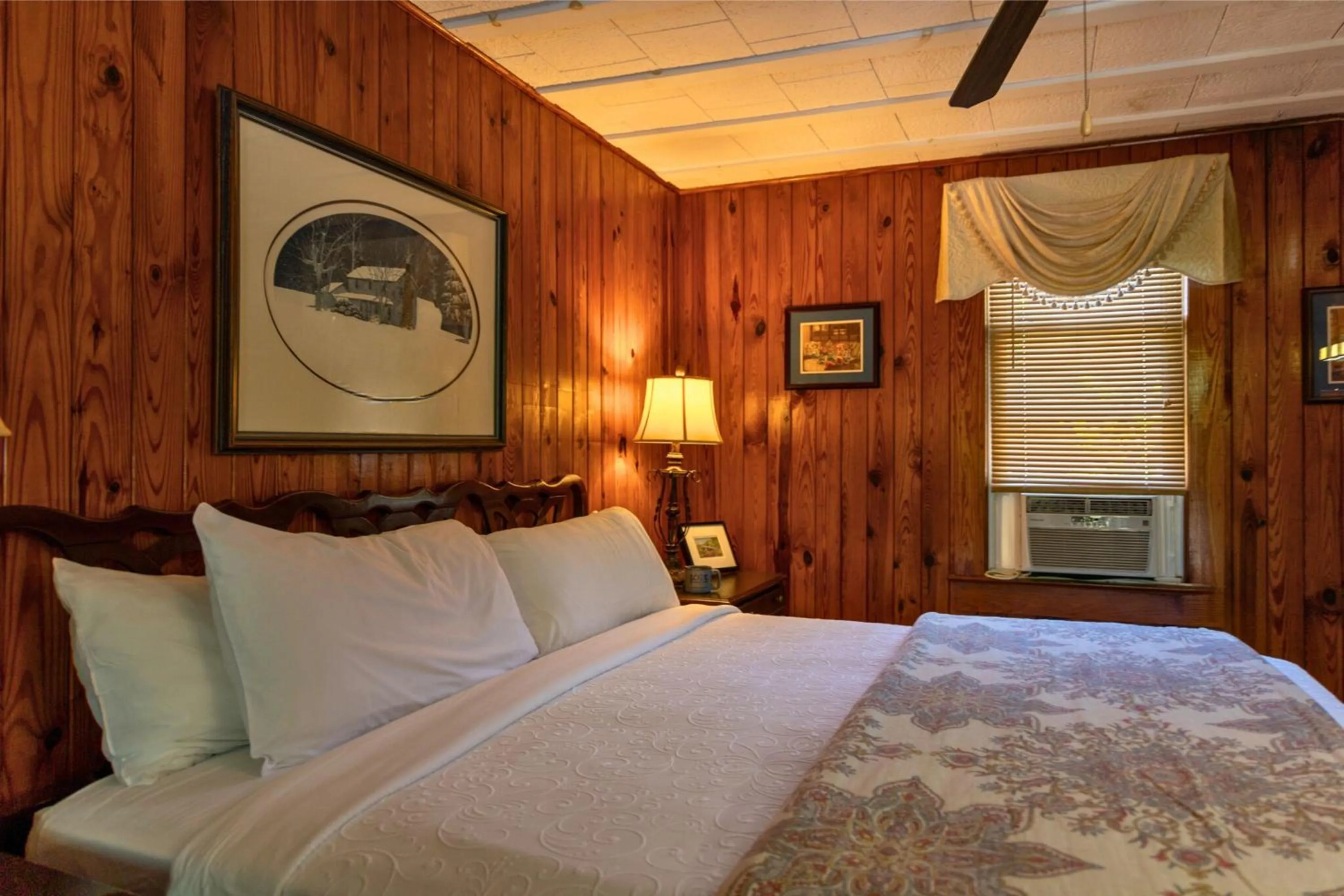 Bed in Mountainaire Inn and Log Cabins