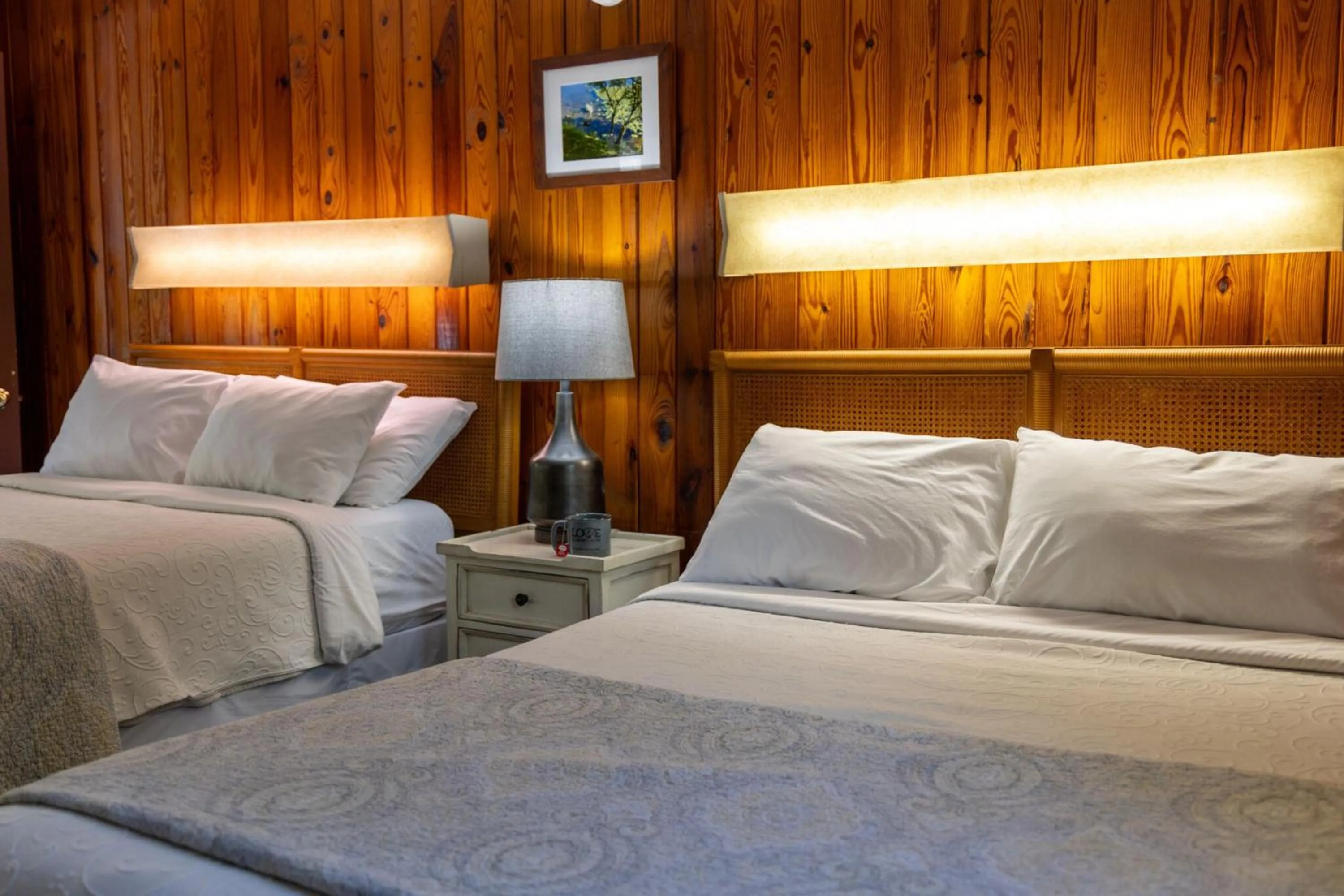 Bed in Mountainaire Inn and Log Cabins