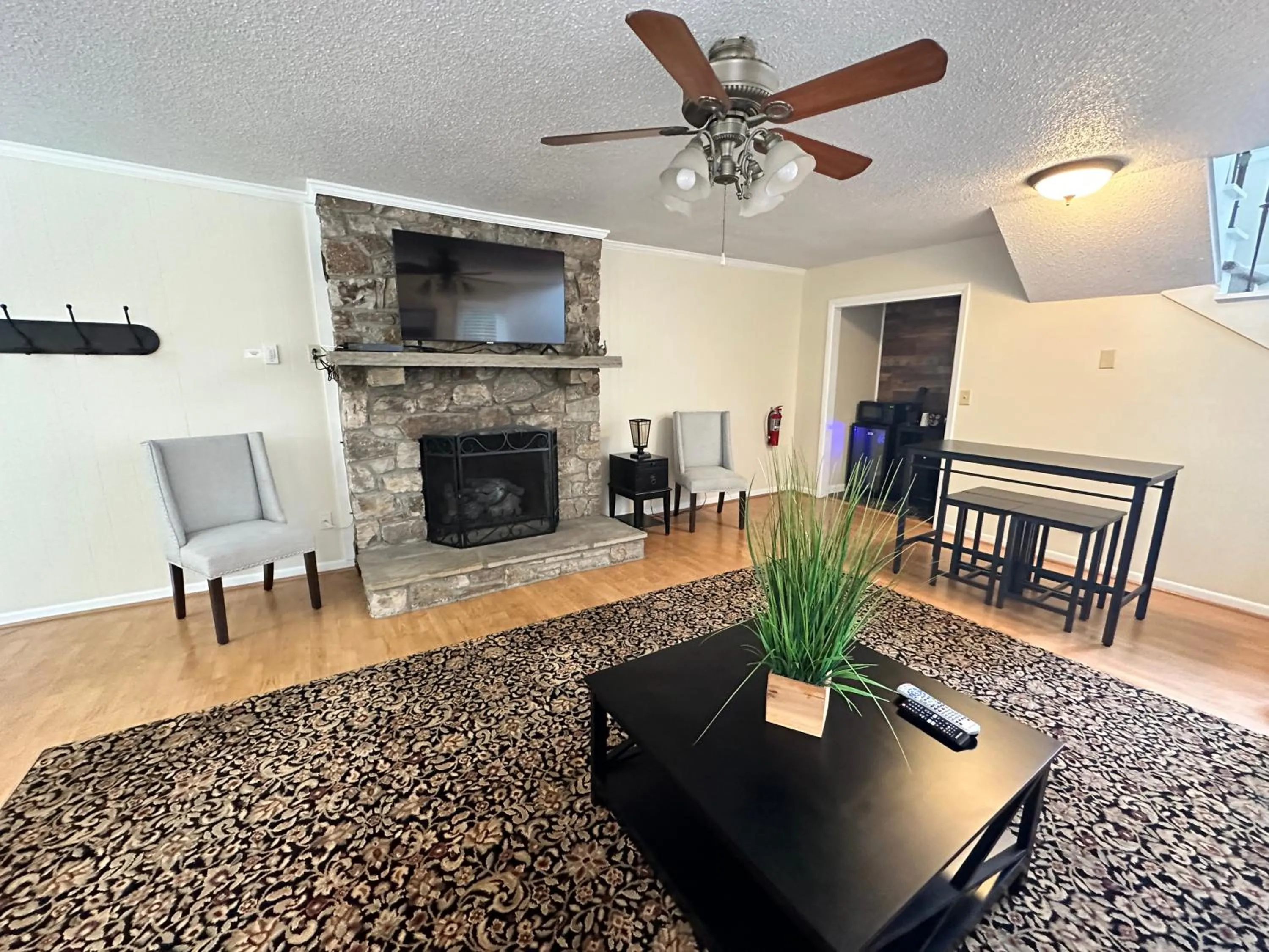 Living room in Mountainaire Inn and Log Cabins