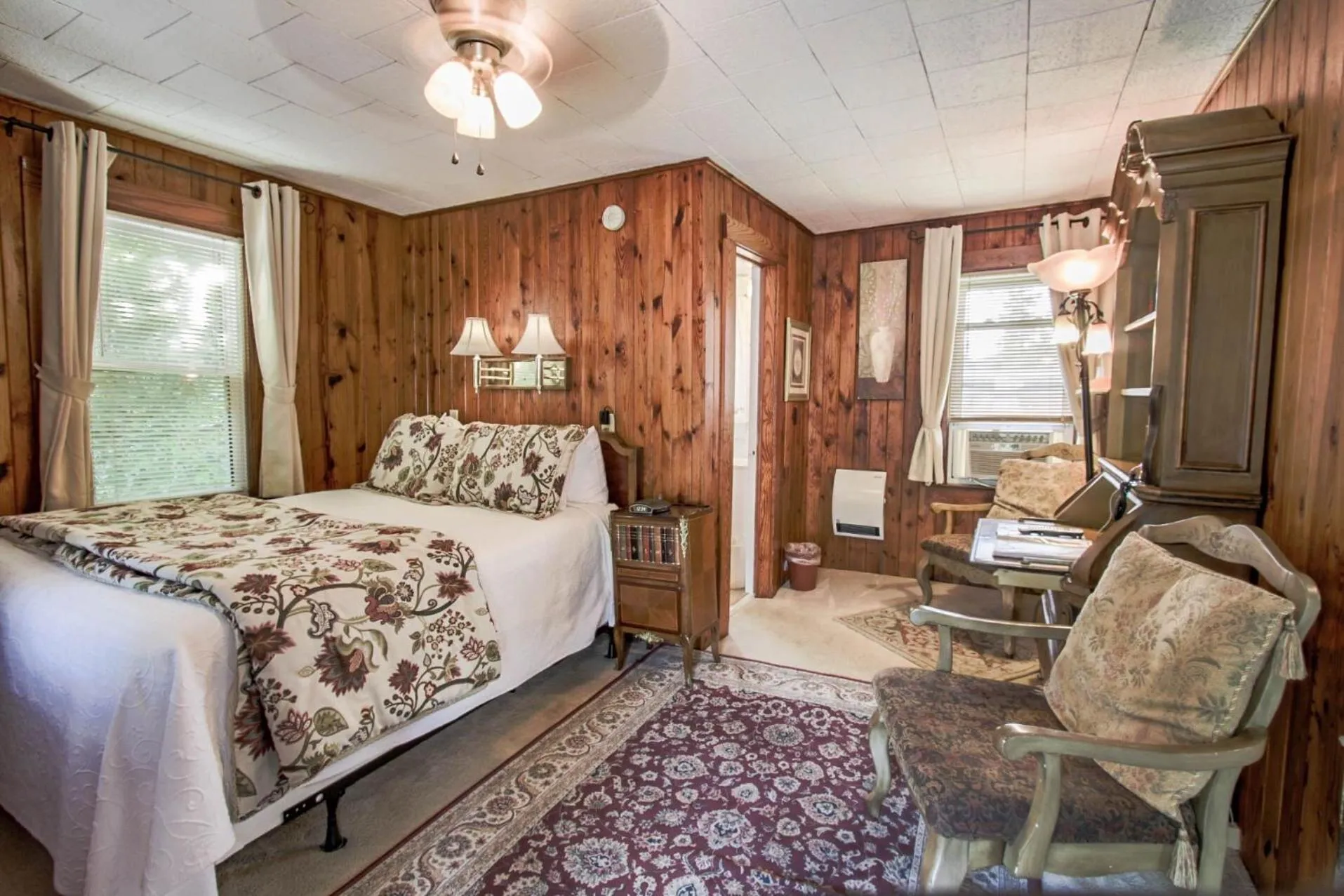 Bed in Mountainaire Inn and Log Cabins