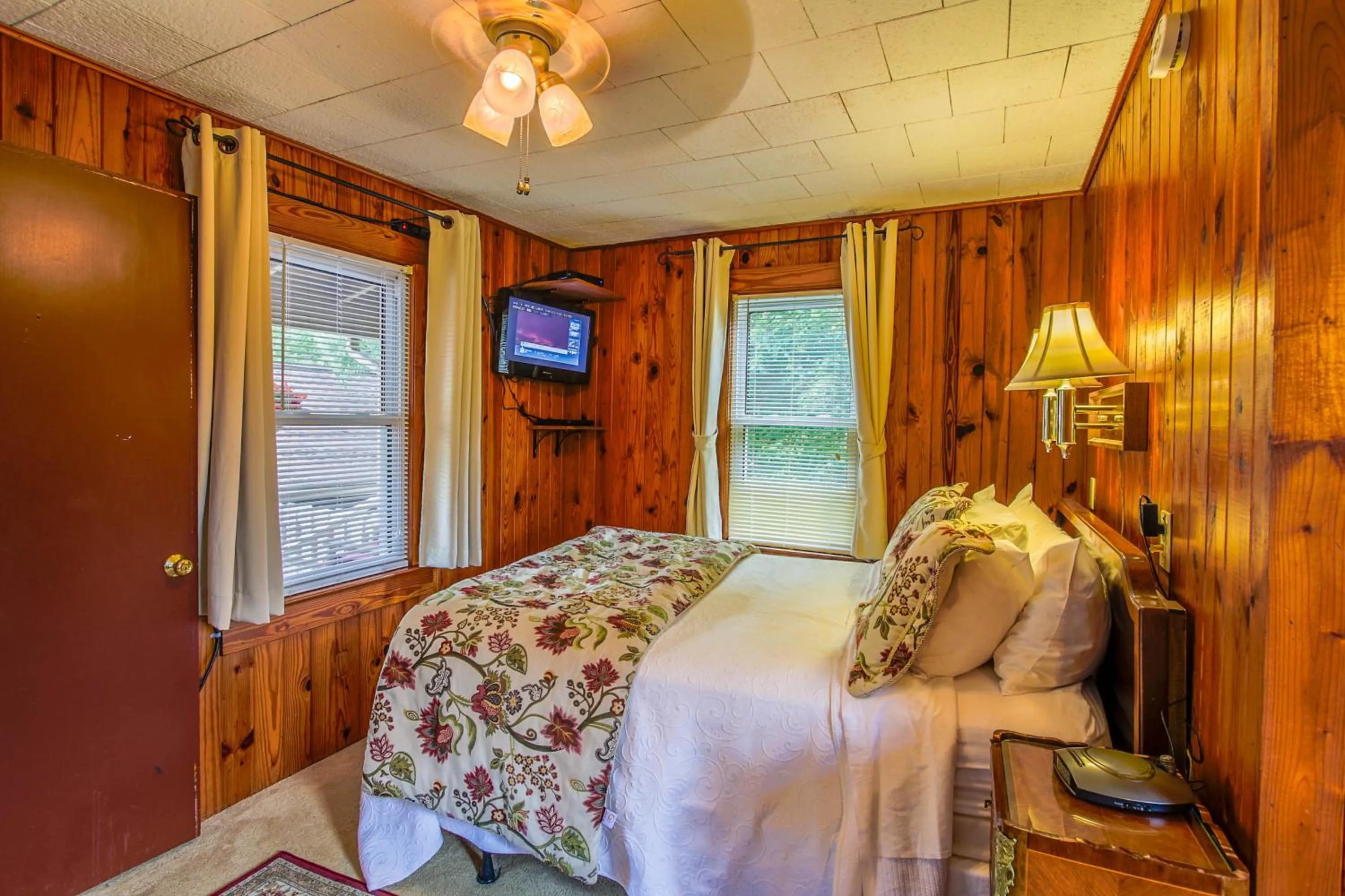 Photo of the whole room, Bed in Mountainaire Inn and Log Cabins