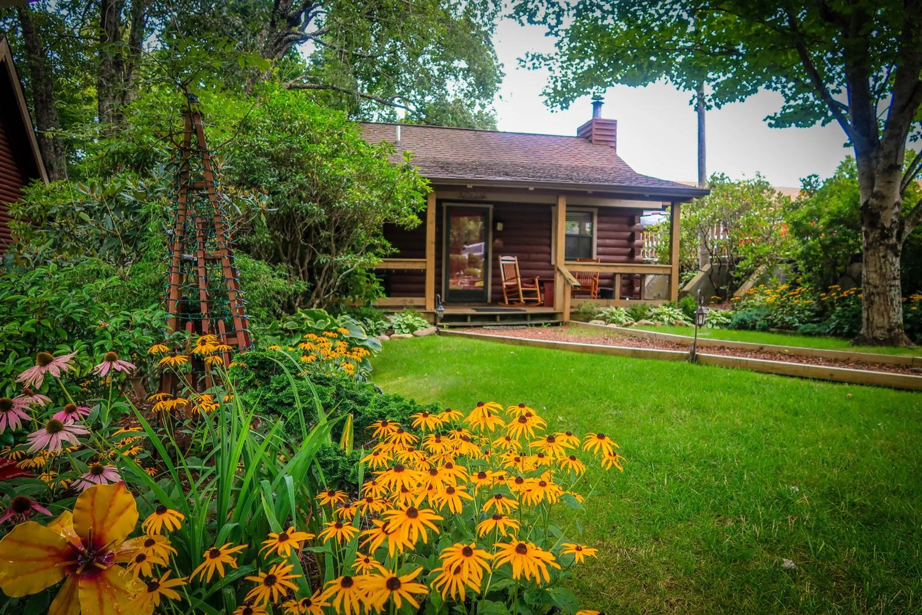 Property building in Mountainaire Inn and Log Cabins