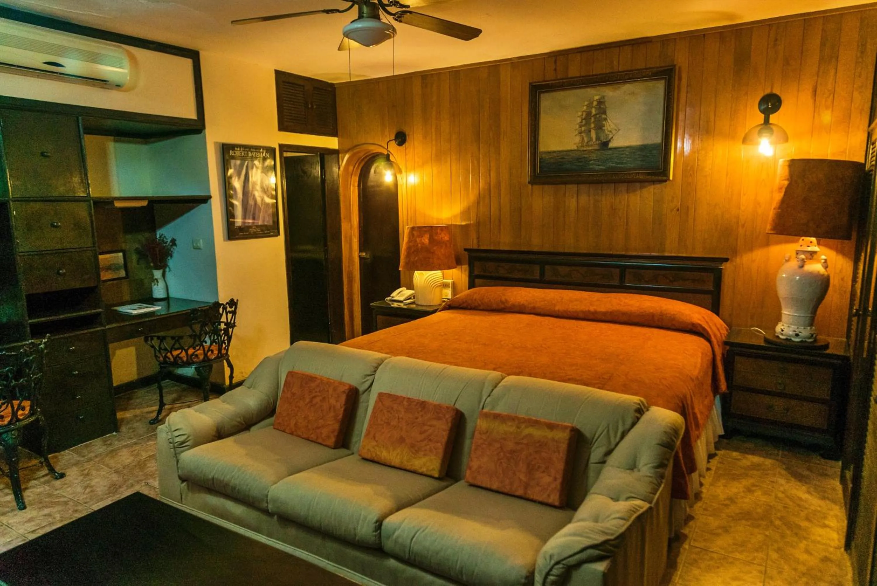 Staff, Bed in Villablanca Garden Beach Hotel