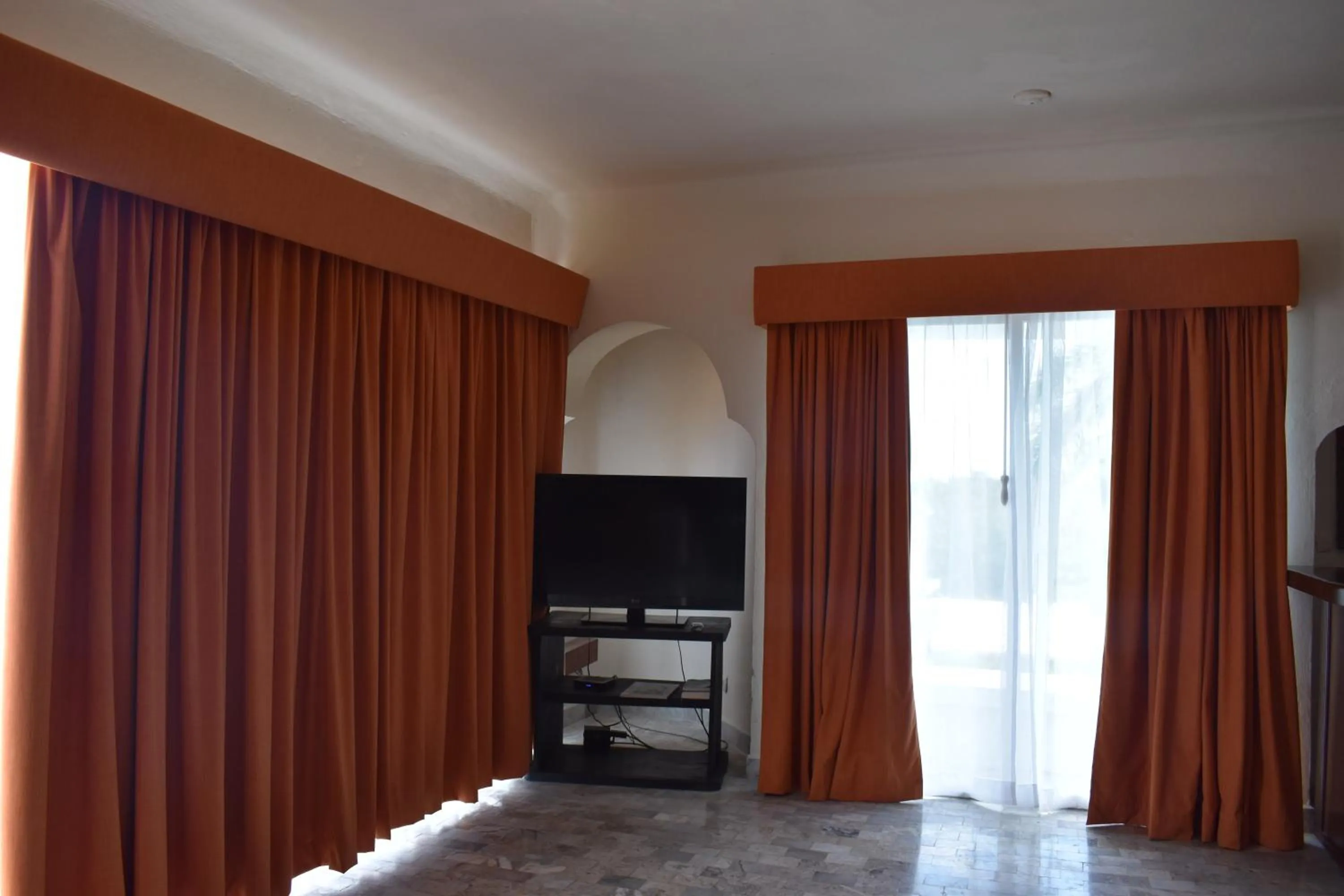 TV and multimedia in Villablanca Garden Beach Hotel