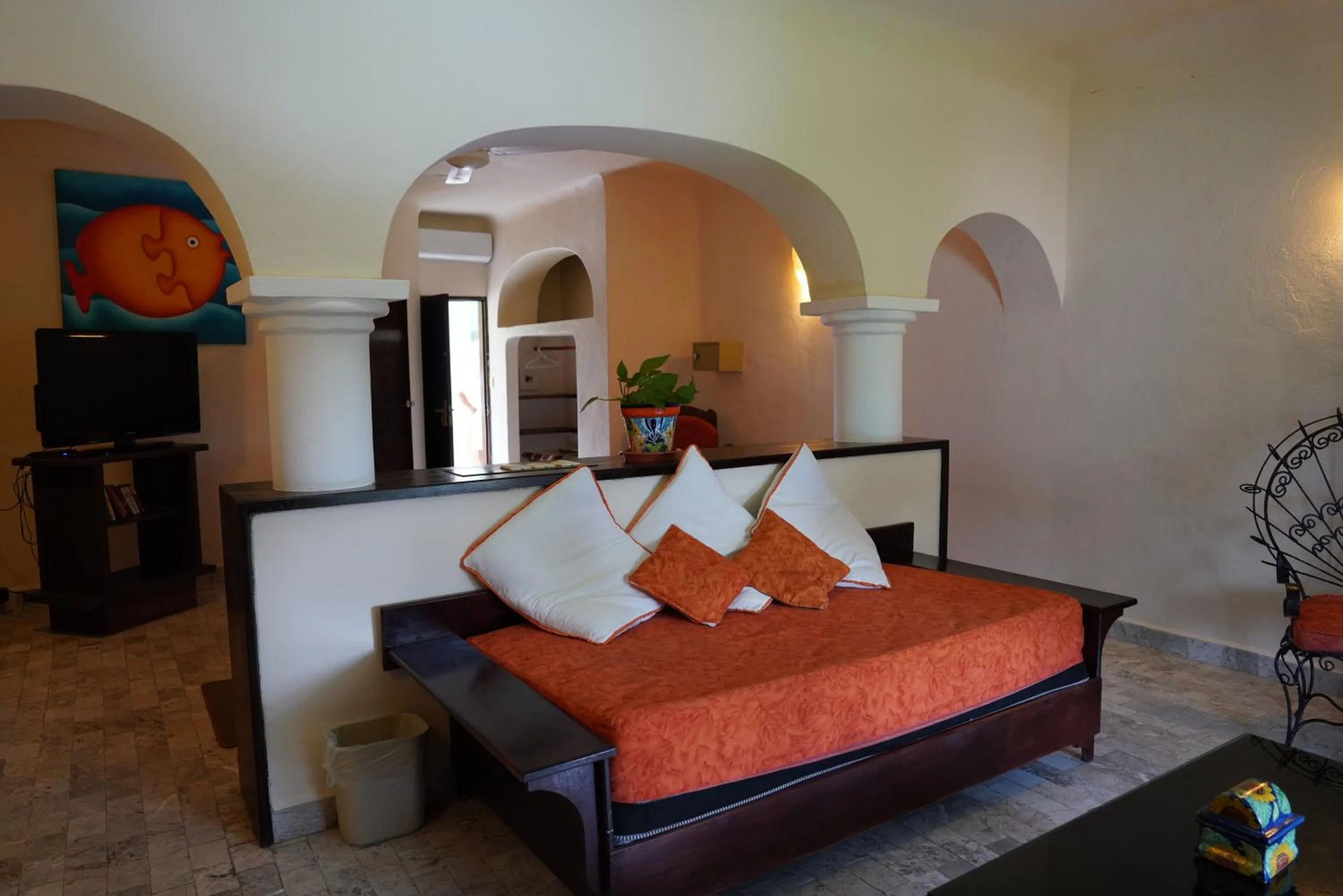 Staff, Bed in Villablanca Garden Beach Hotel