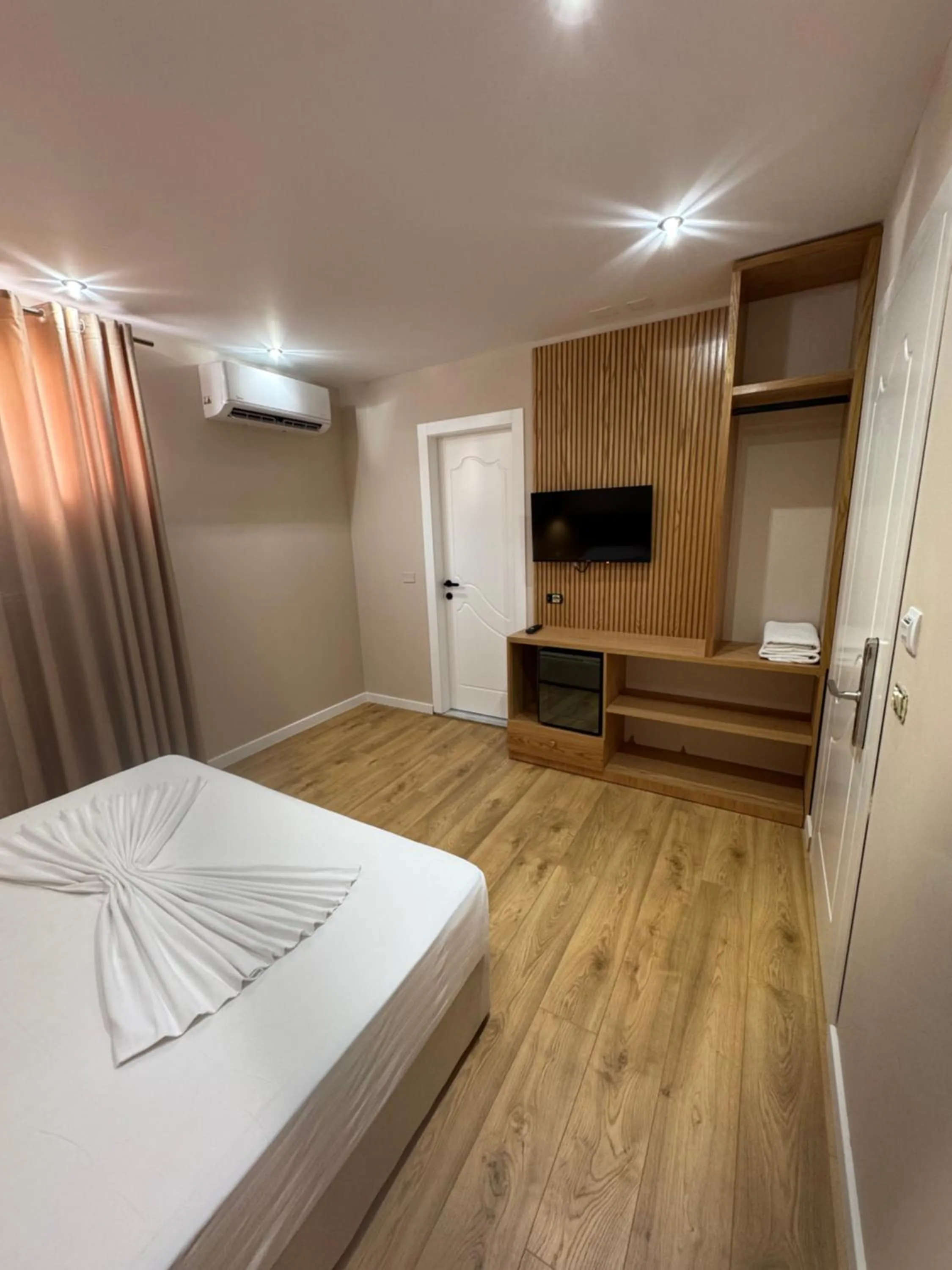 Kitchen or kitchenette, Bed in Hotel Kaloshi