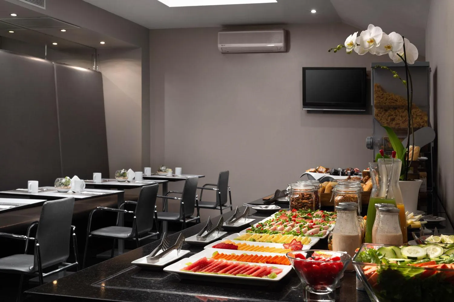 Buffet breakfast in Exe Suites Reforma