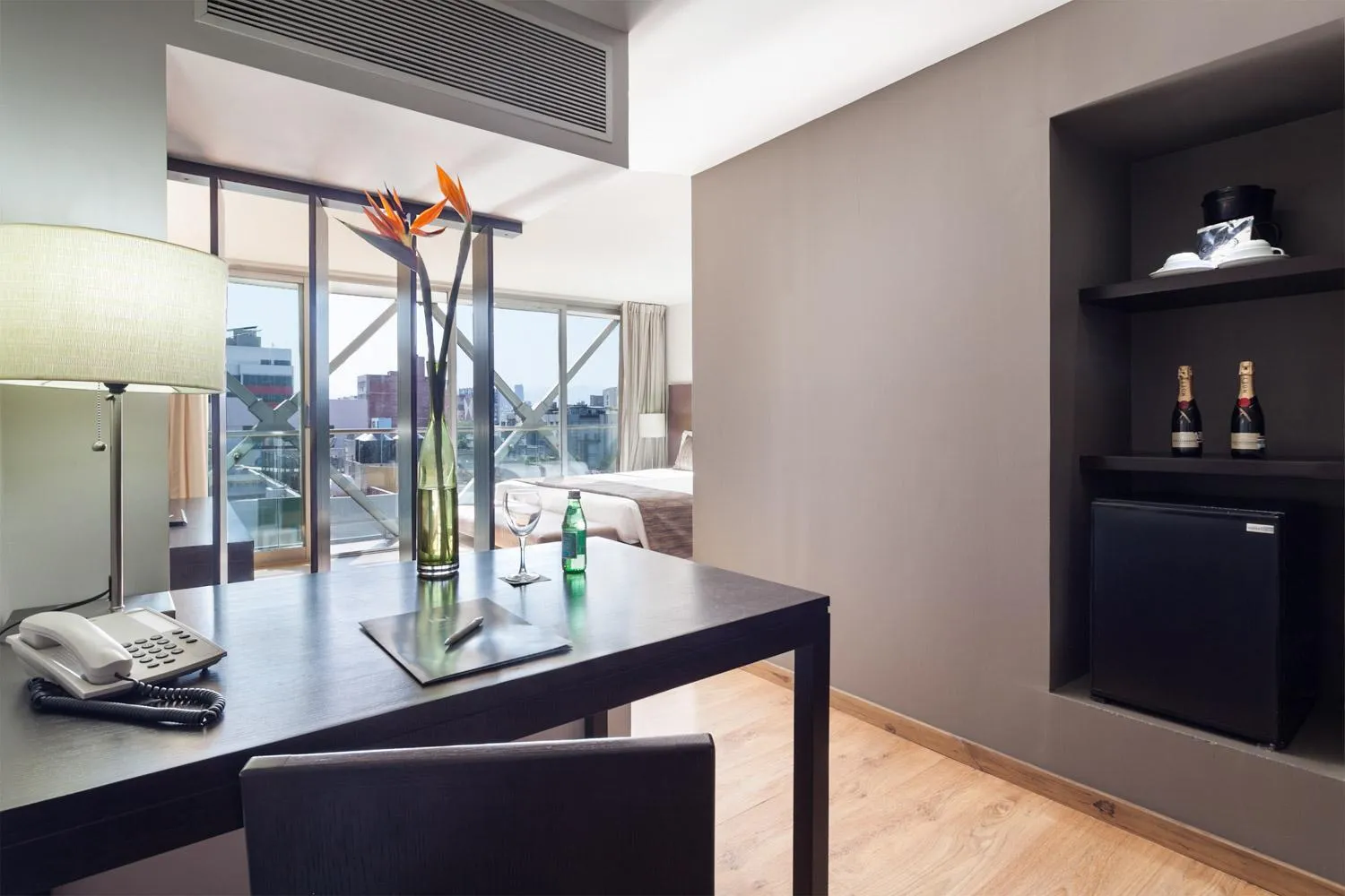 Photo of the whole room in Exe Suites Reforma