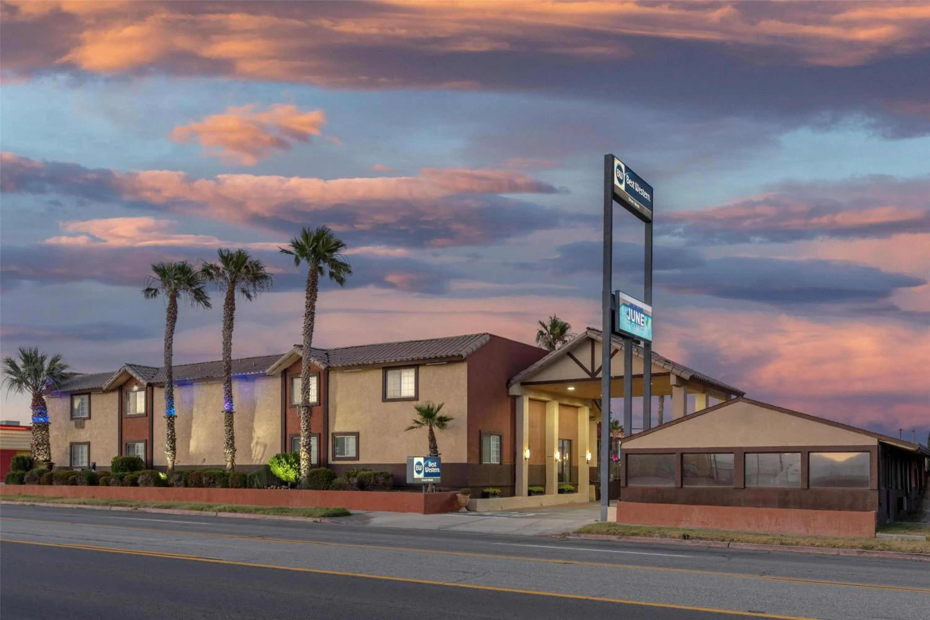 Property building in Best Western Desert Winds