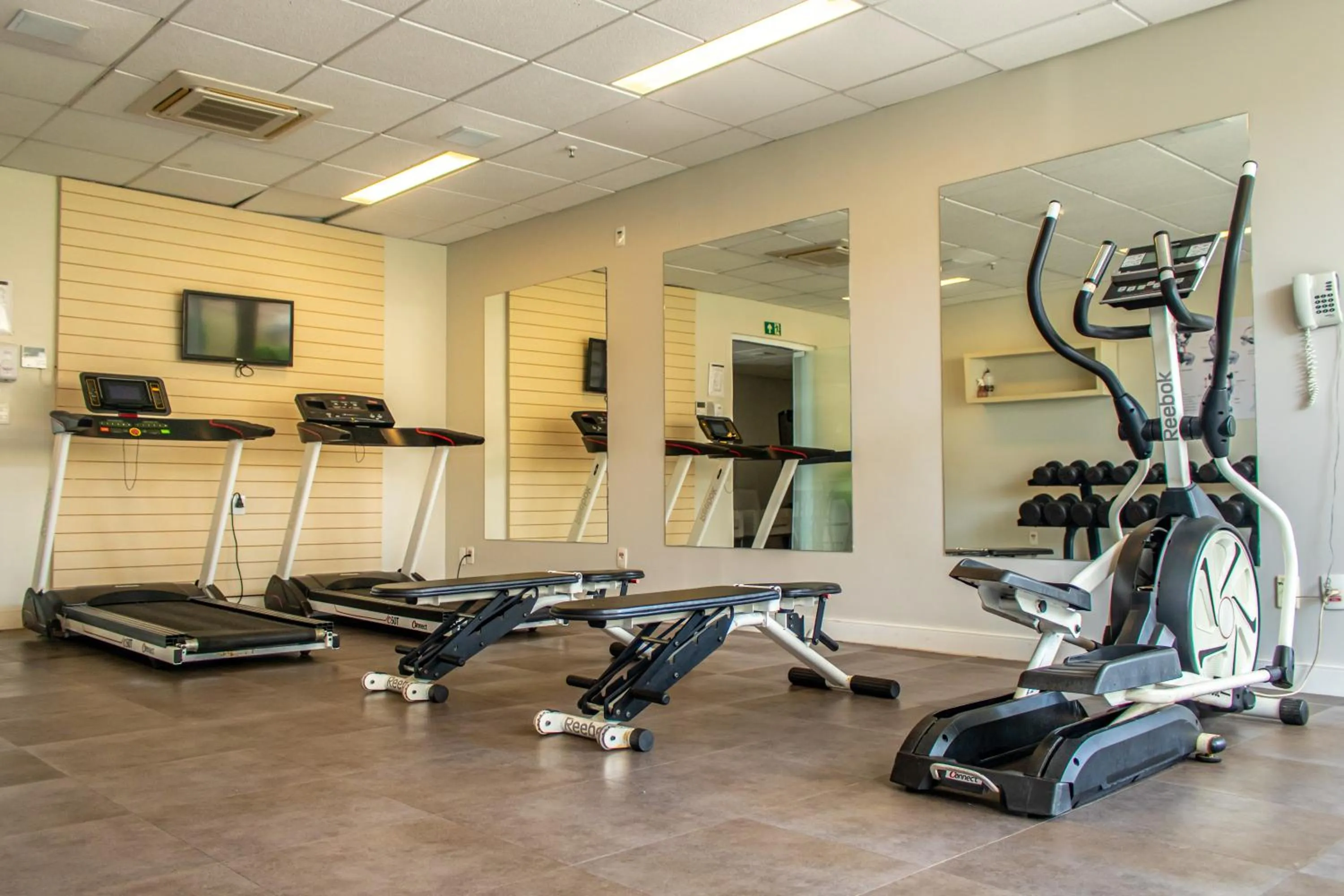Fitness centre/facilities in Delmond Hotel
