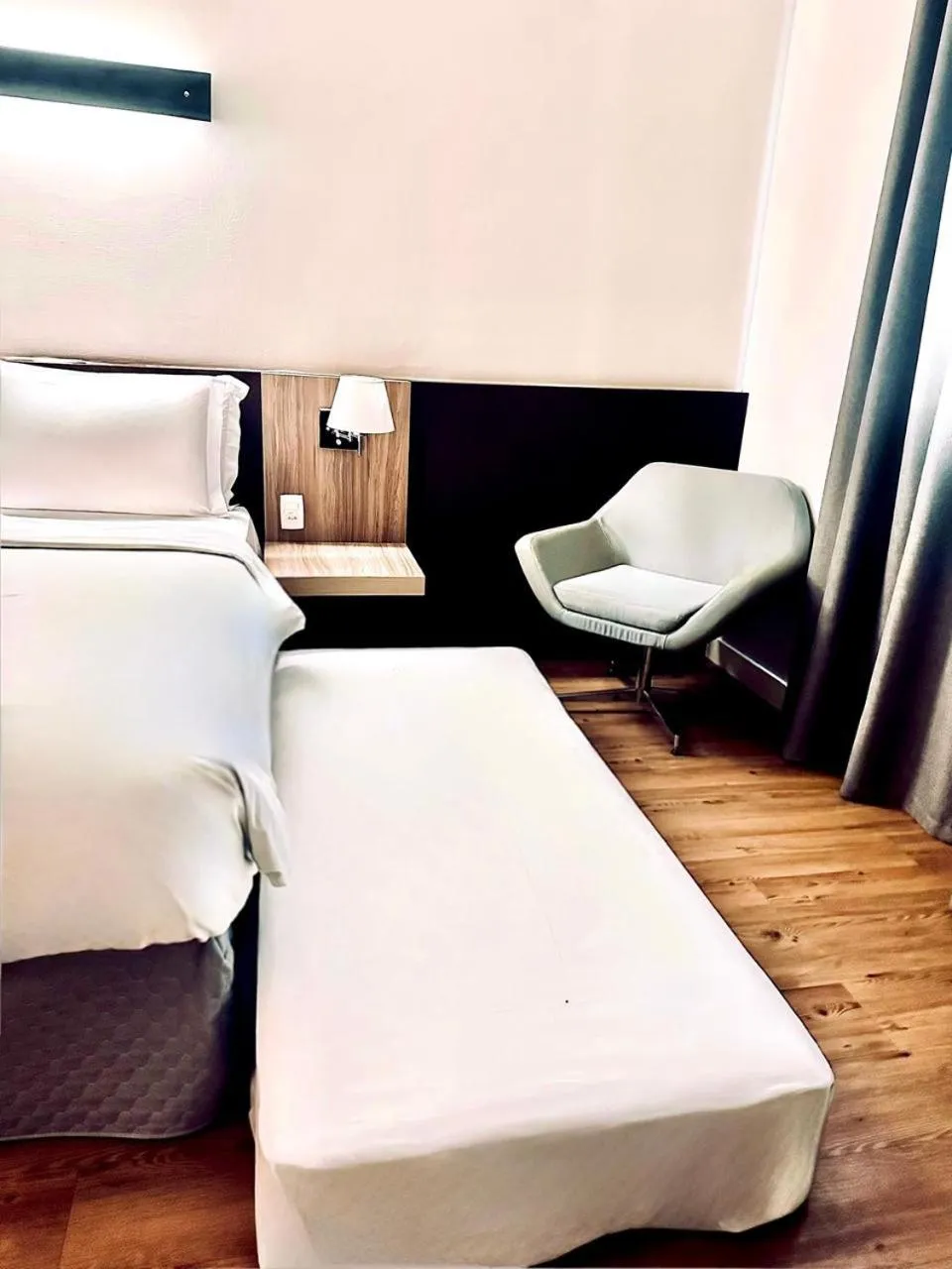 Bedroom, Bed in Delmond Hotel