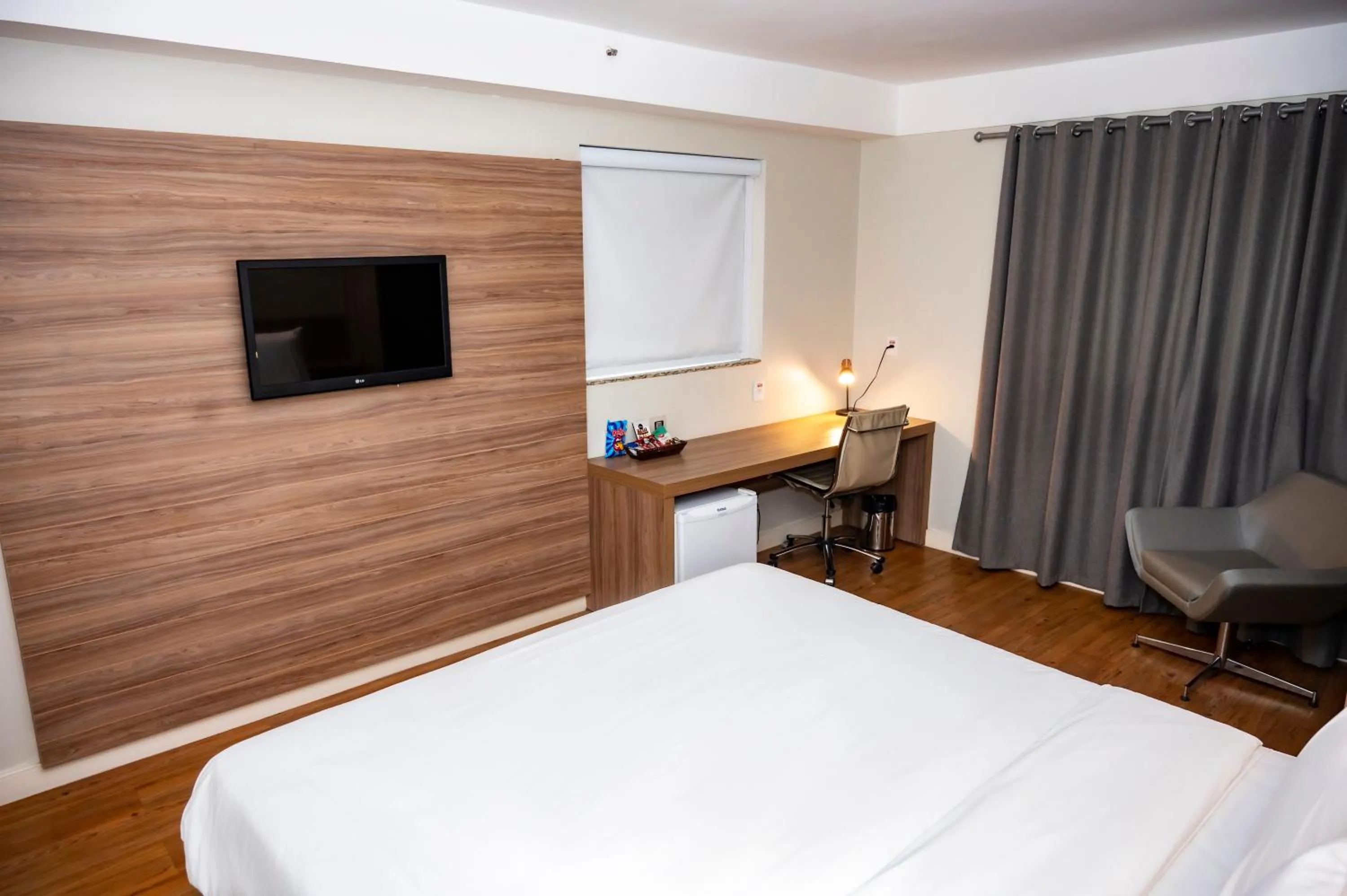 Bedroom, Bed in Delmond Hotel