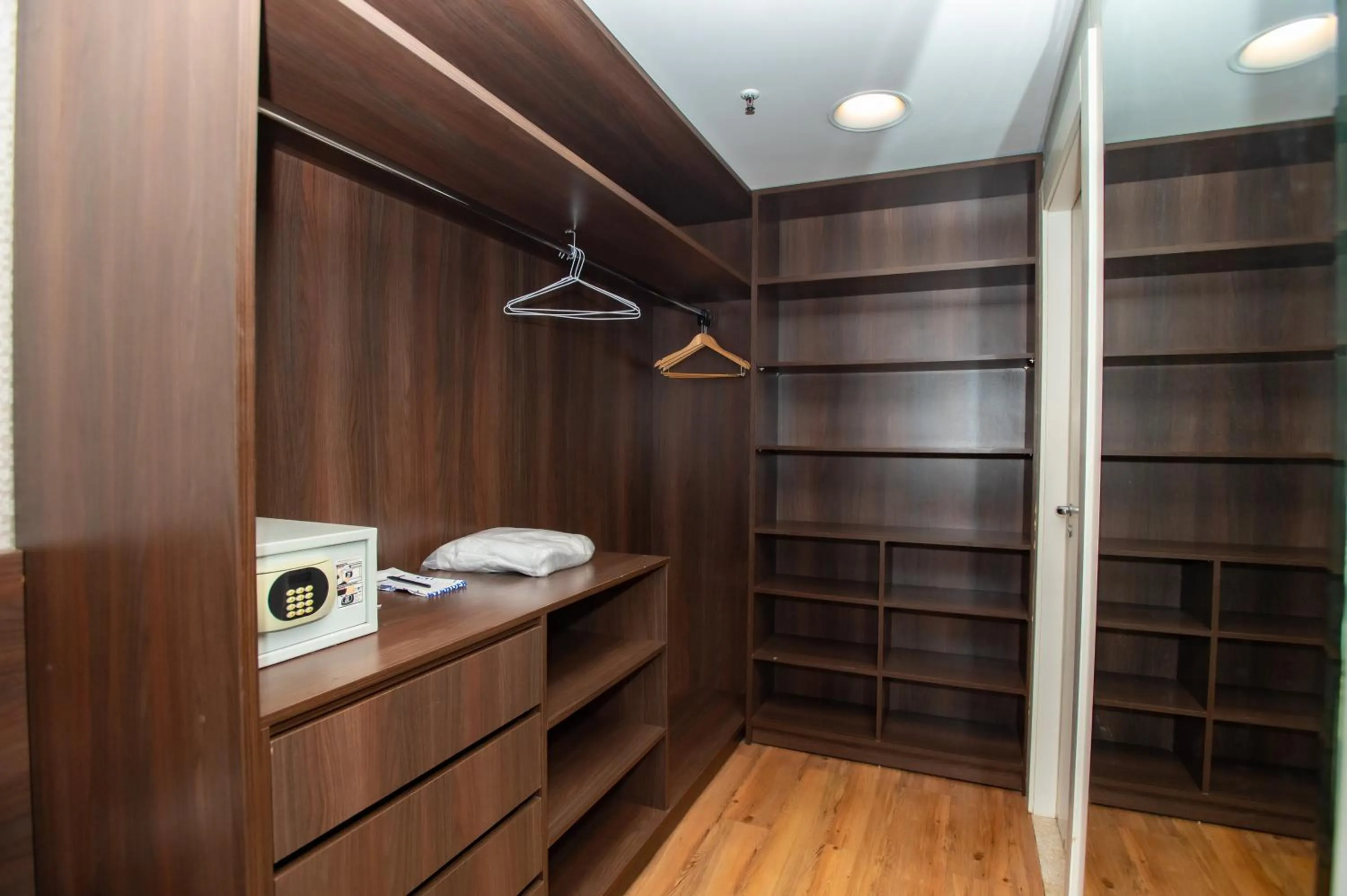 wardrobe in Delmond Hotel