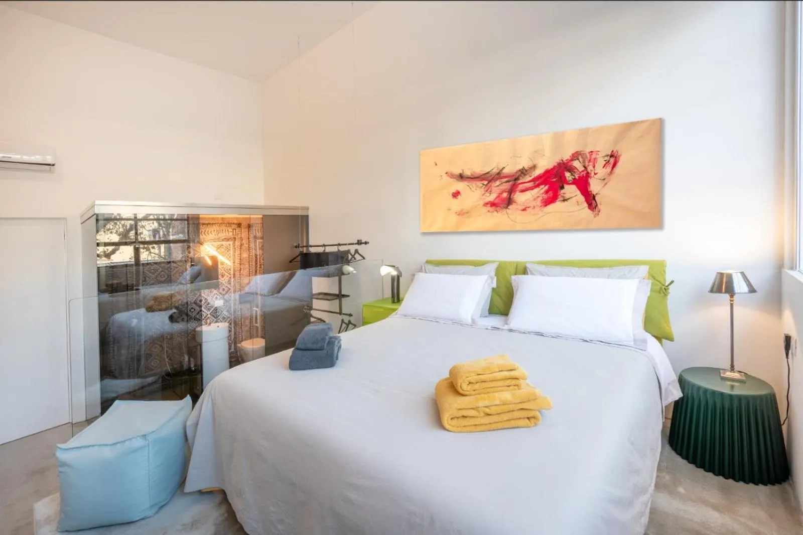 Photo of the whole room, Bed in Loft 19