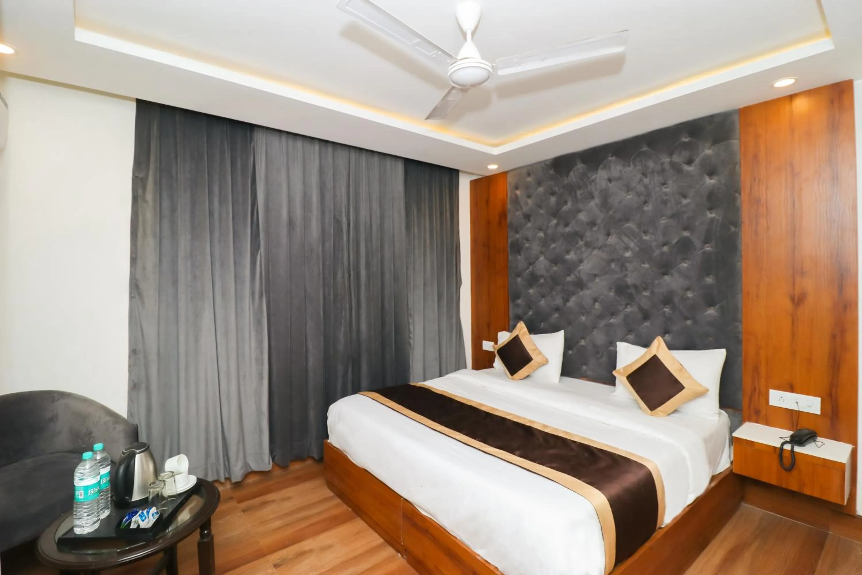 Photo of the whole room, Bed in OPO The View, Delhi Airport