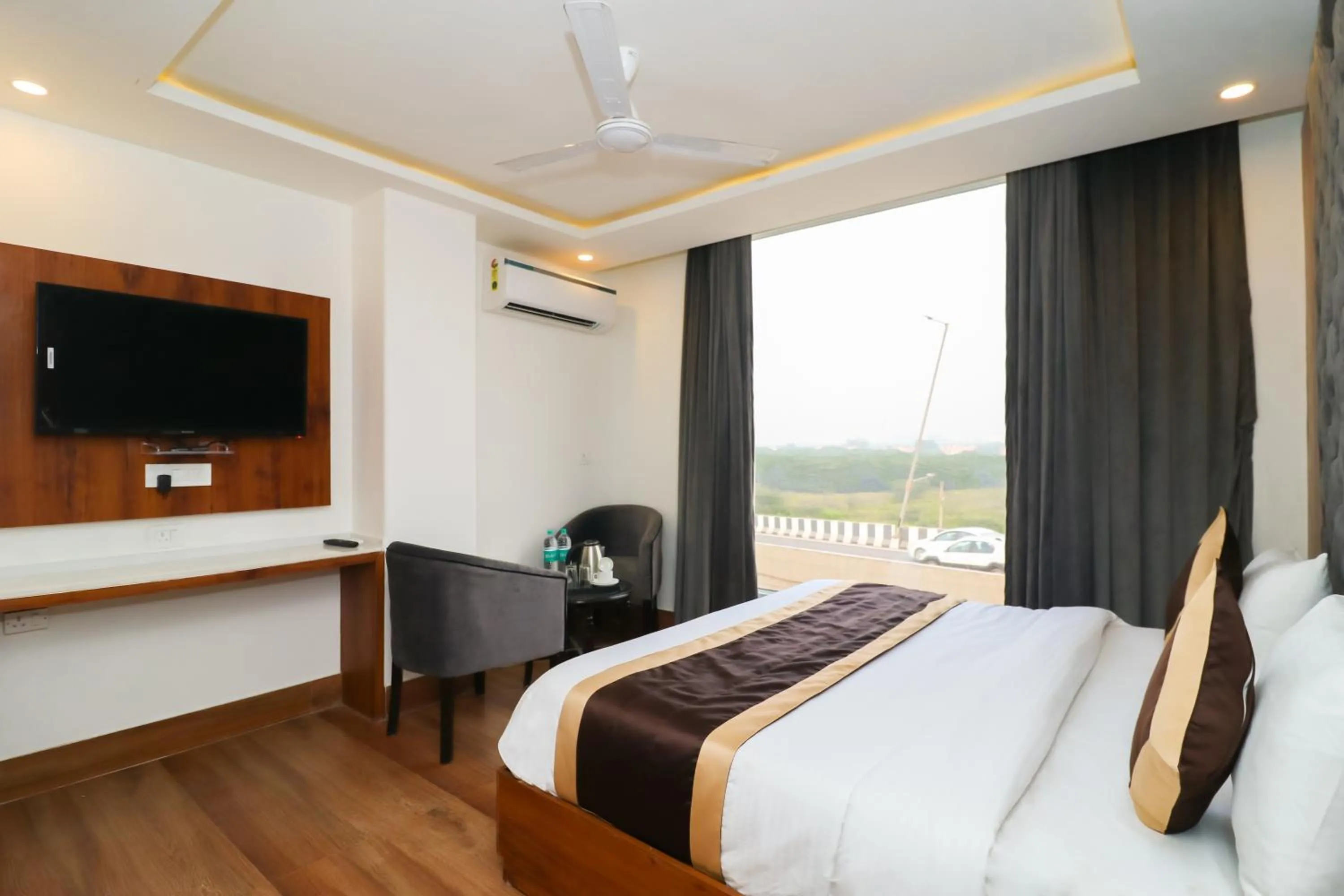 Photo of the whole room, Bed in OPO The View, Delhi Airport