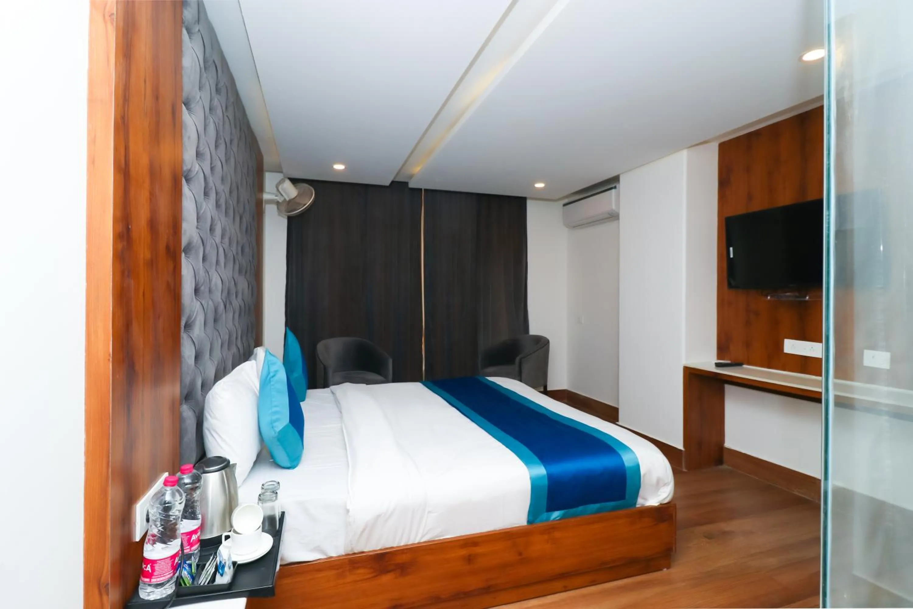 Photo of the whole room, Bed in OPO The View, Delhi Airport