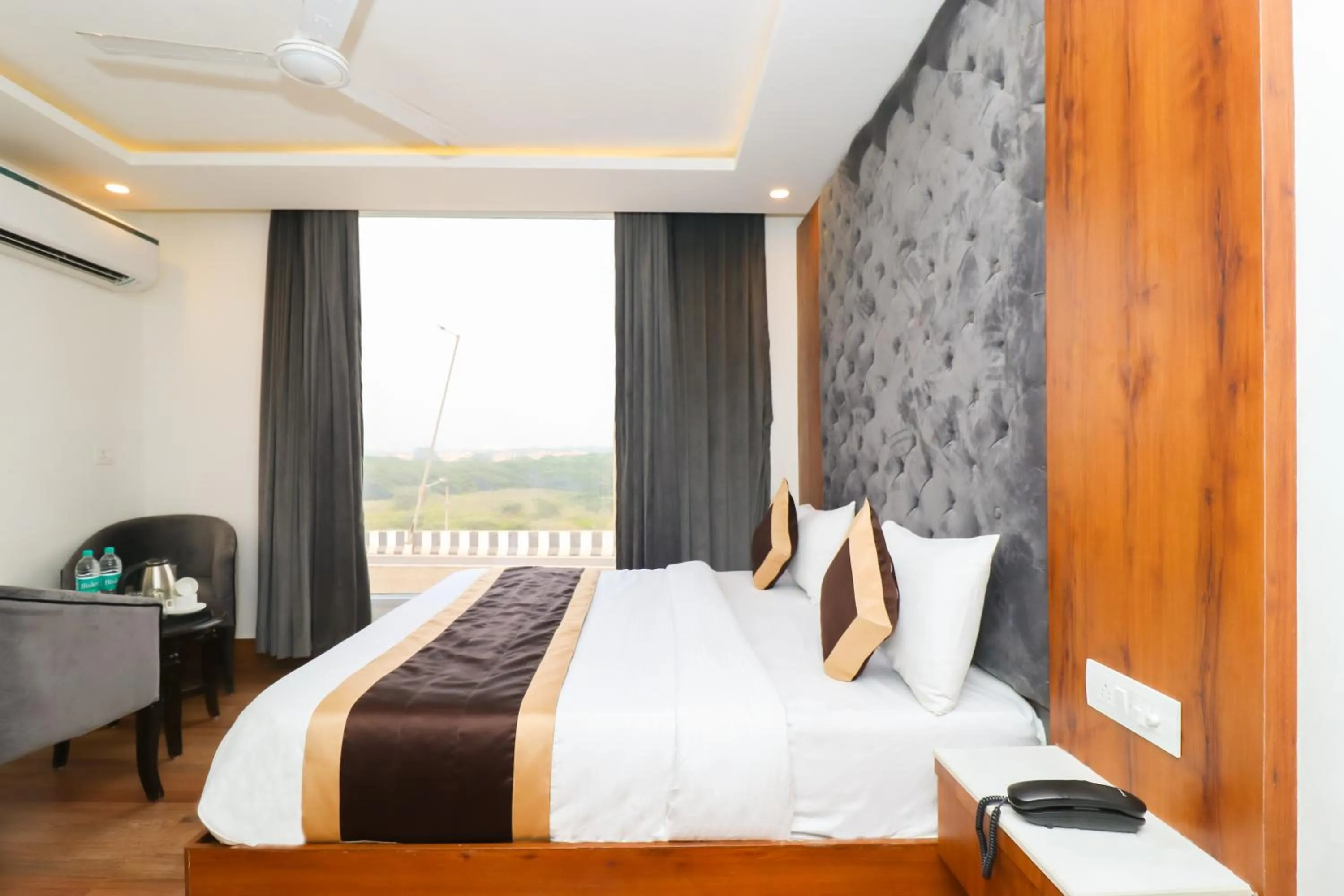 Photo of the whole room, Bed in OPO The View, Delhi Airport